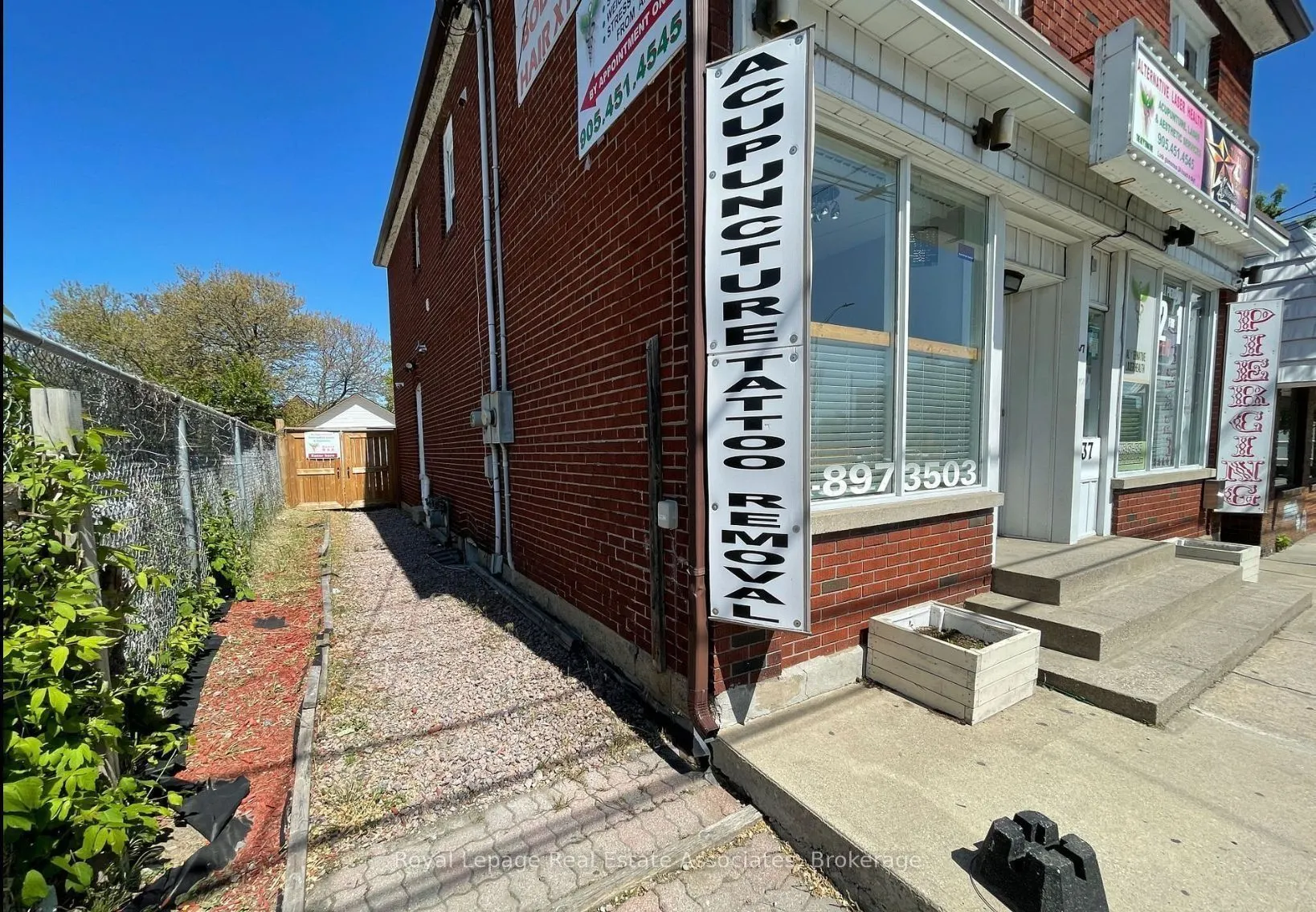 37 Dundas Street W