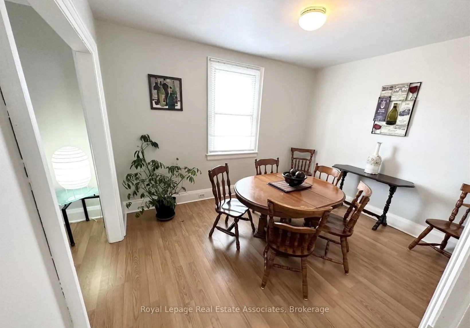 37 Dundas Street W