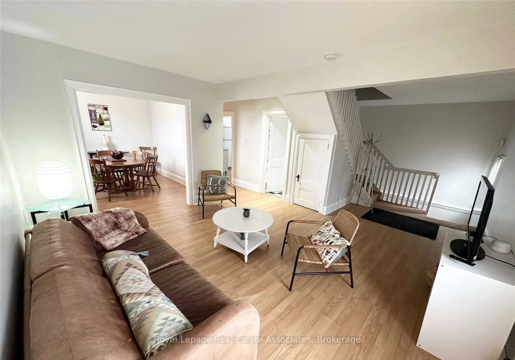 37 Dundas Street W