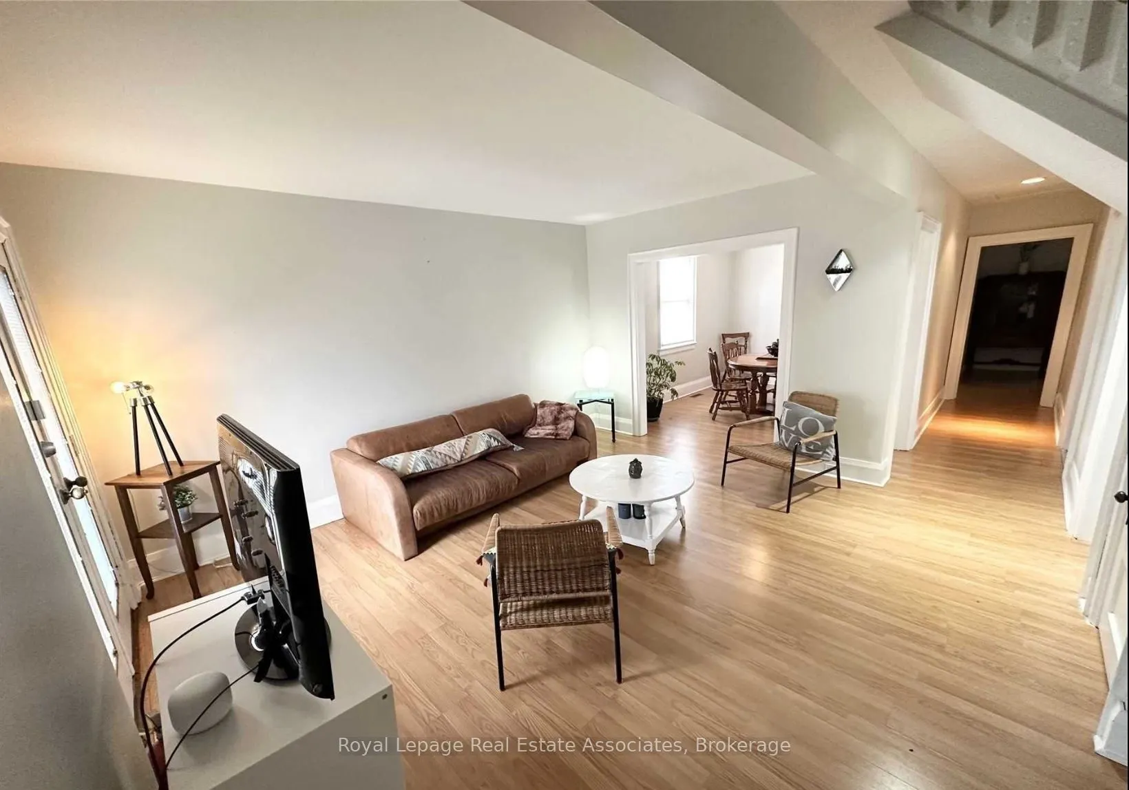 37 Dundas Street W