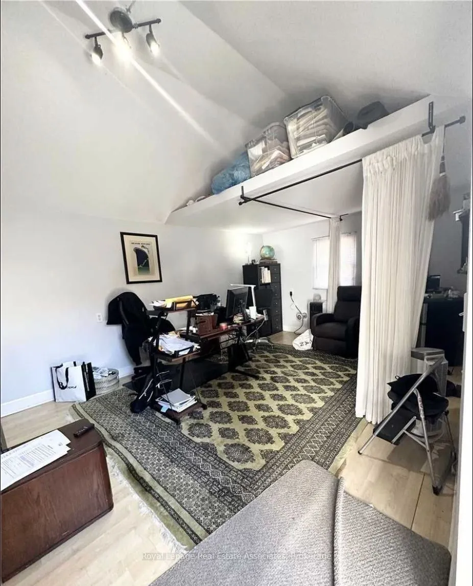 37 Dundas Street W