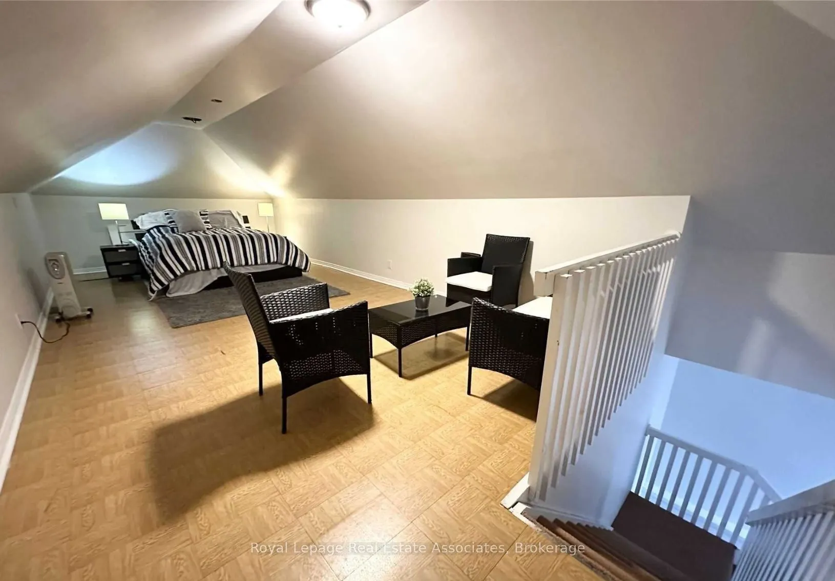 37 Dundas Street W