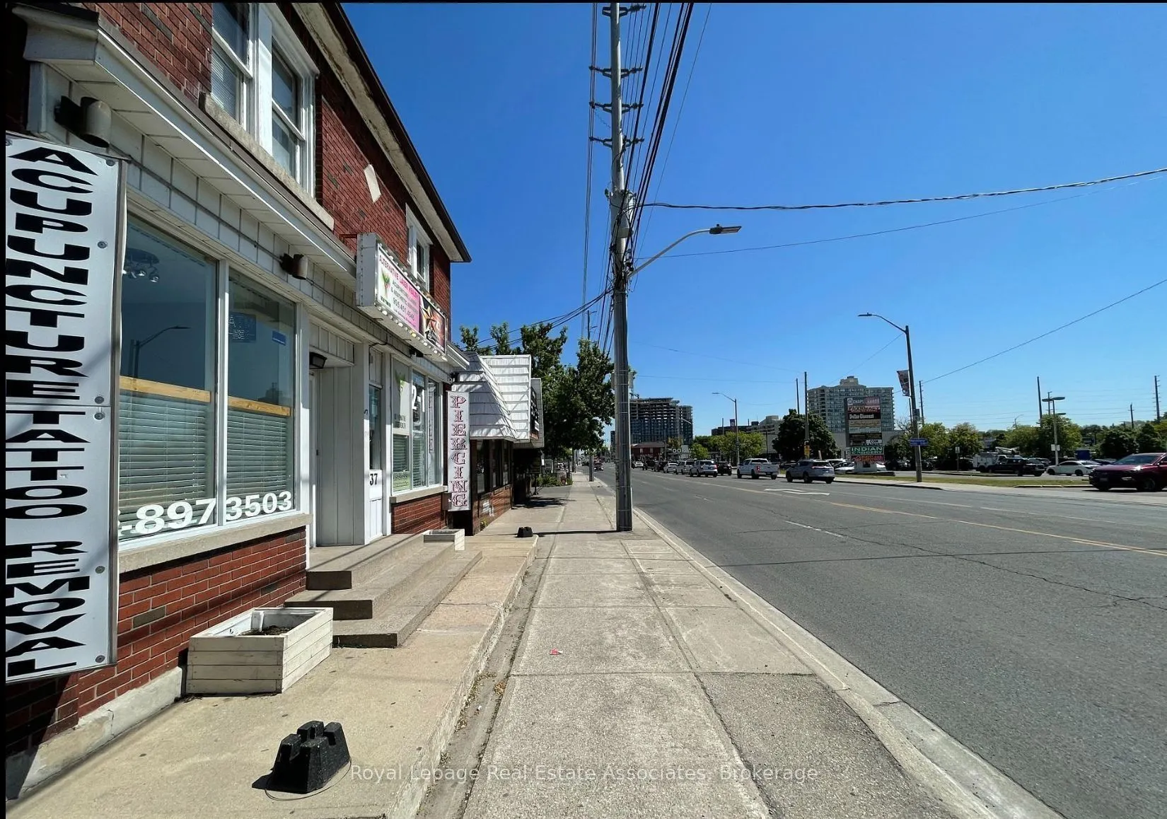 37 Dundas Street W