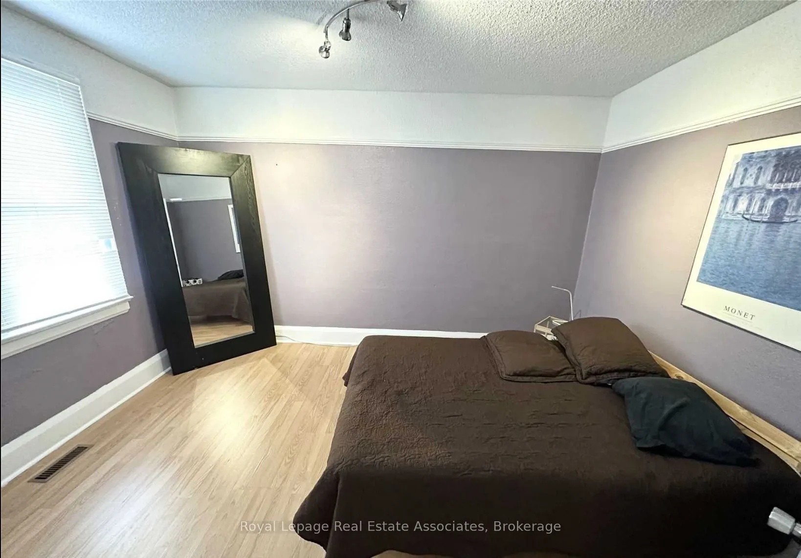 37 Dundas Street W