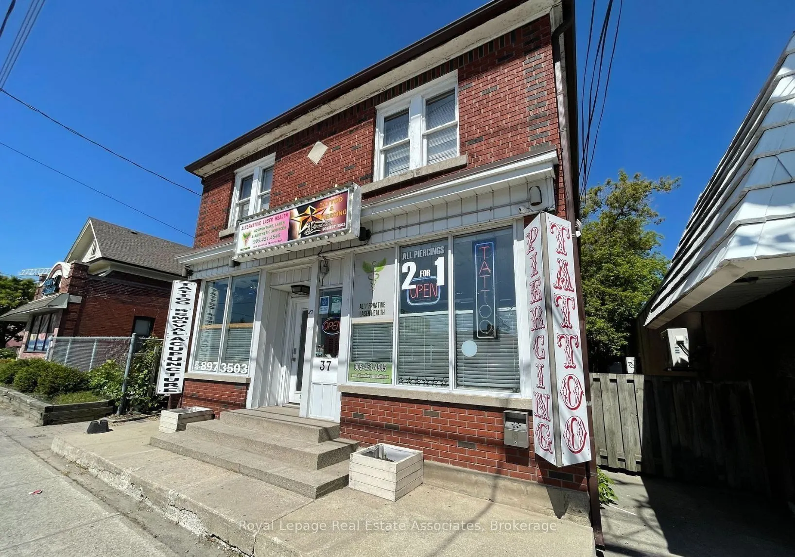 37 Dundas Street W