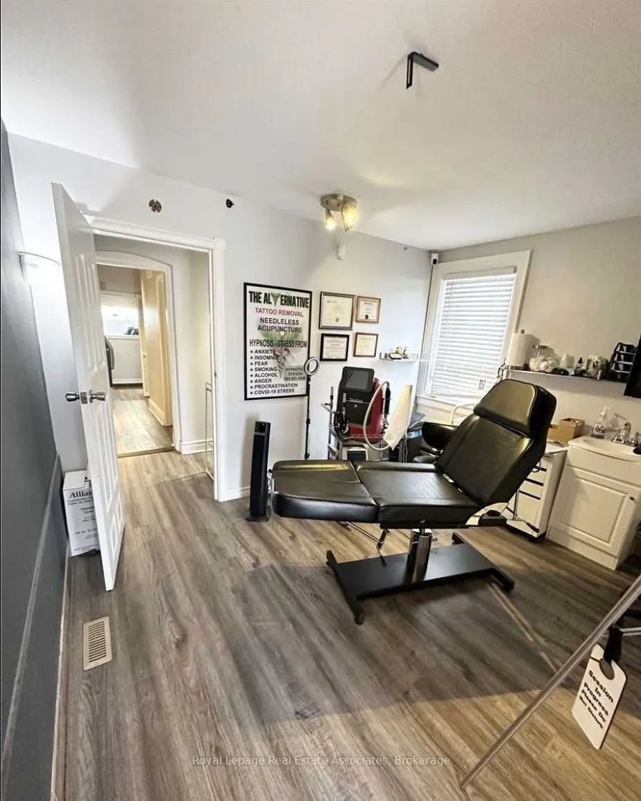 37 Dundas Street W