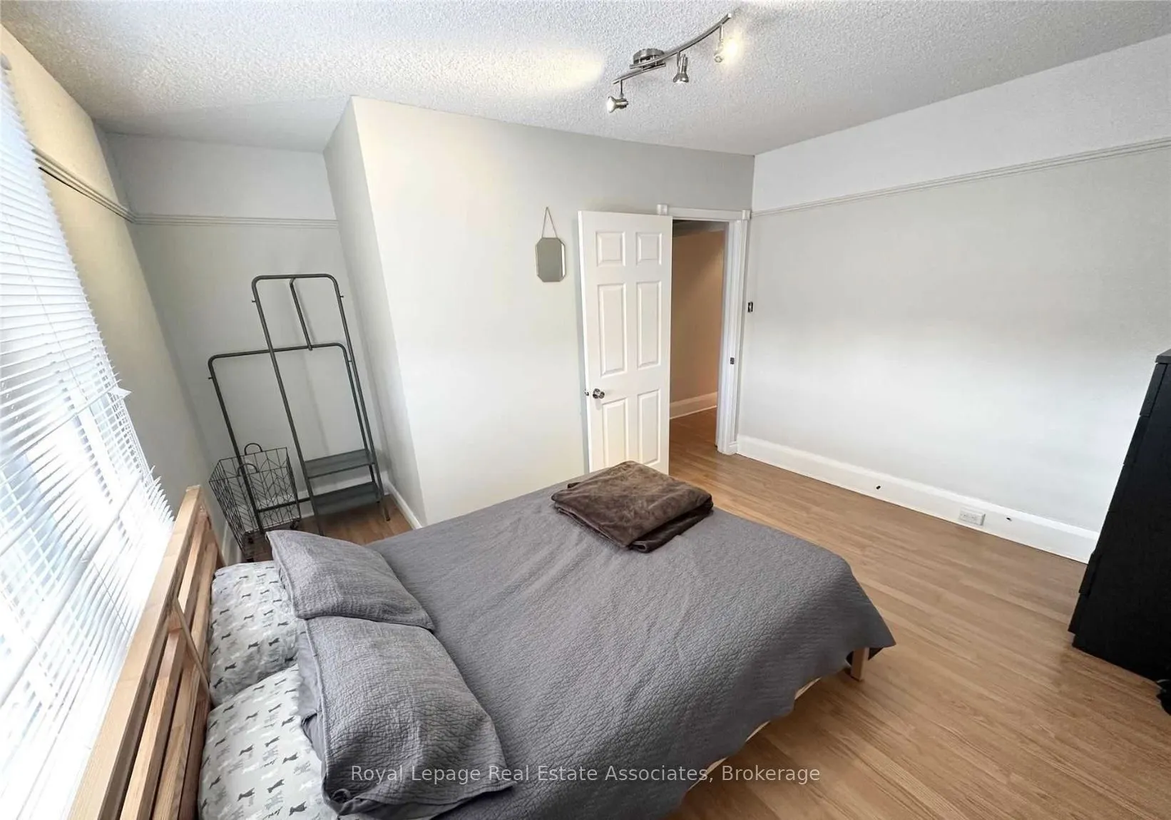 37 Dundas Street W