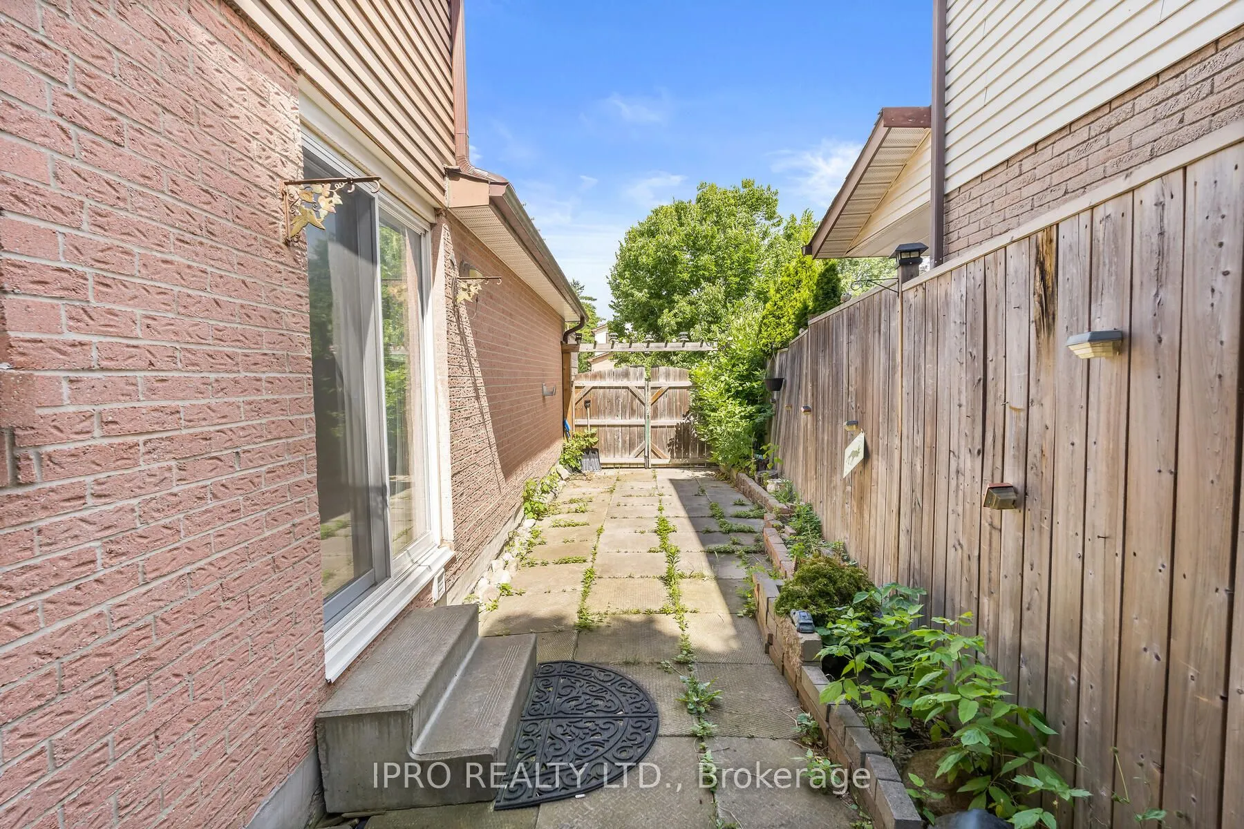 5 Greenleaf Crescent