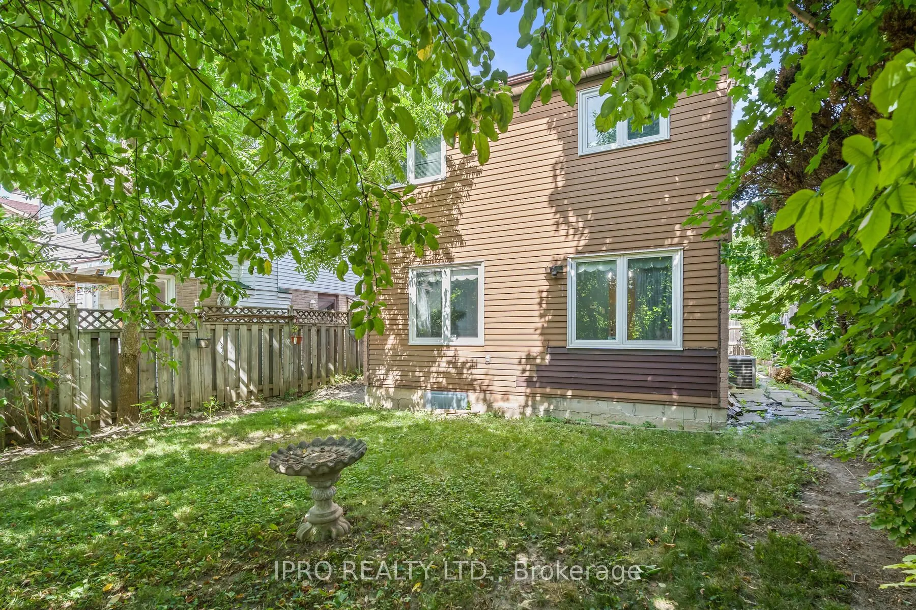 5 Greenleaf Crescent