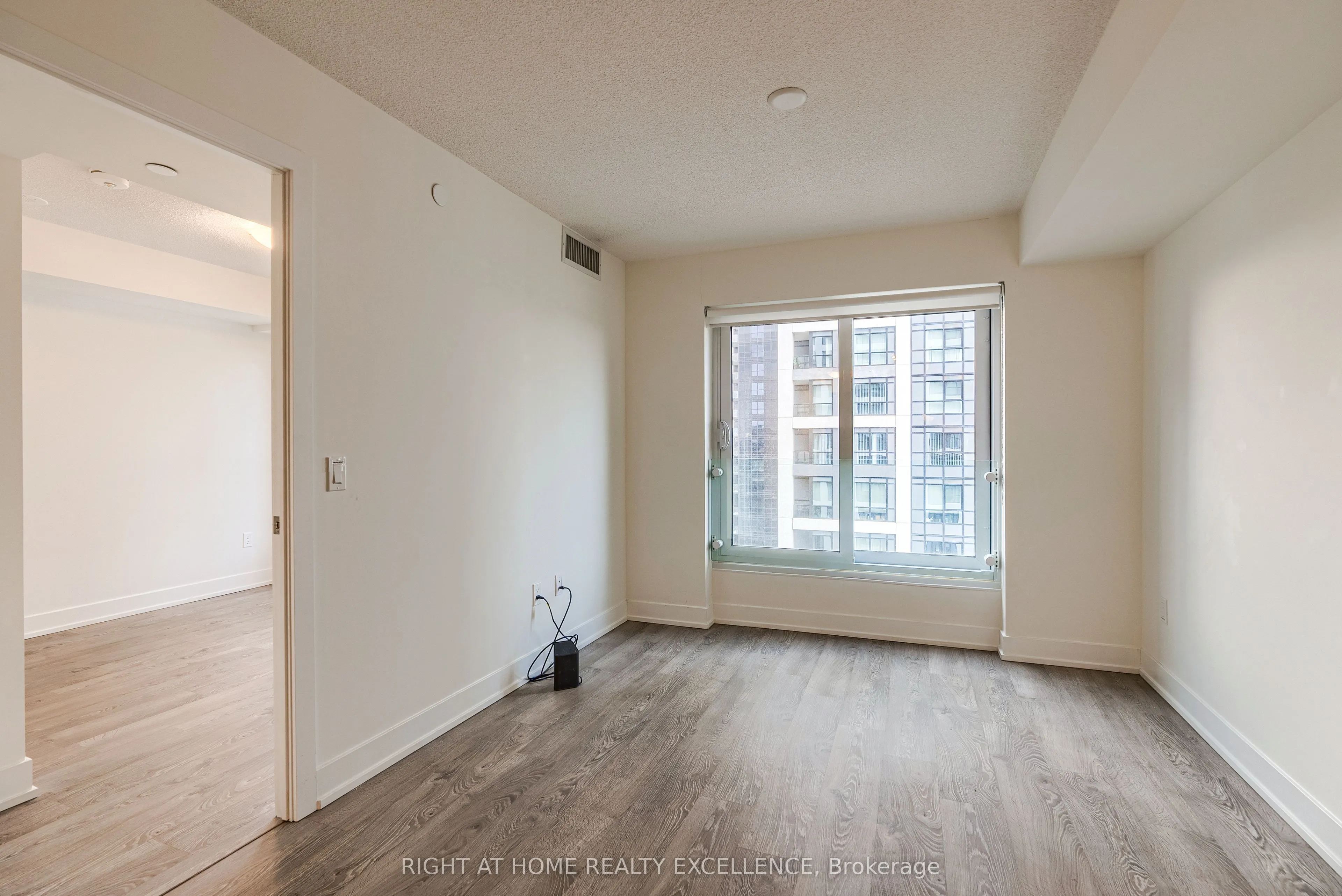 9 Mabelle Avenue, #2420