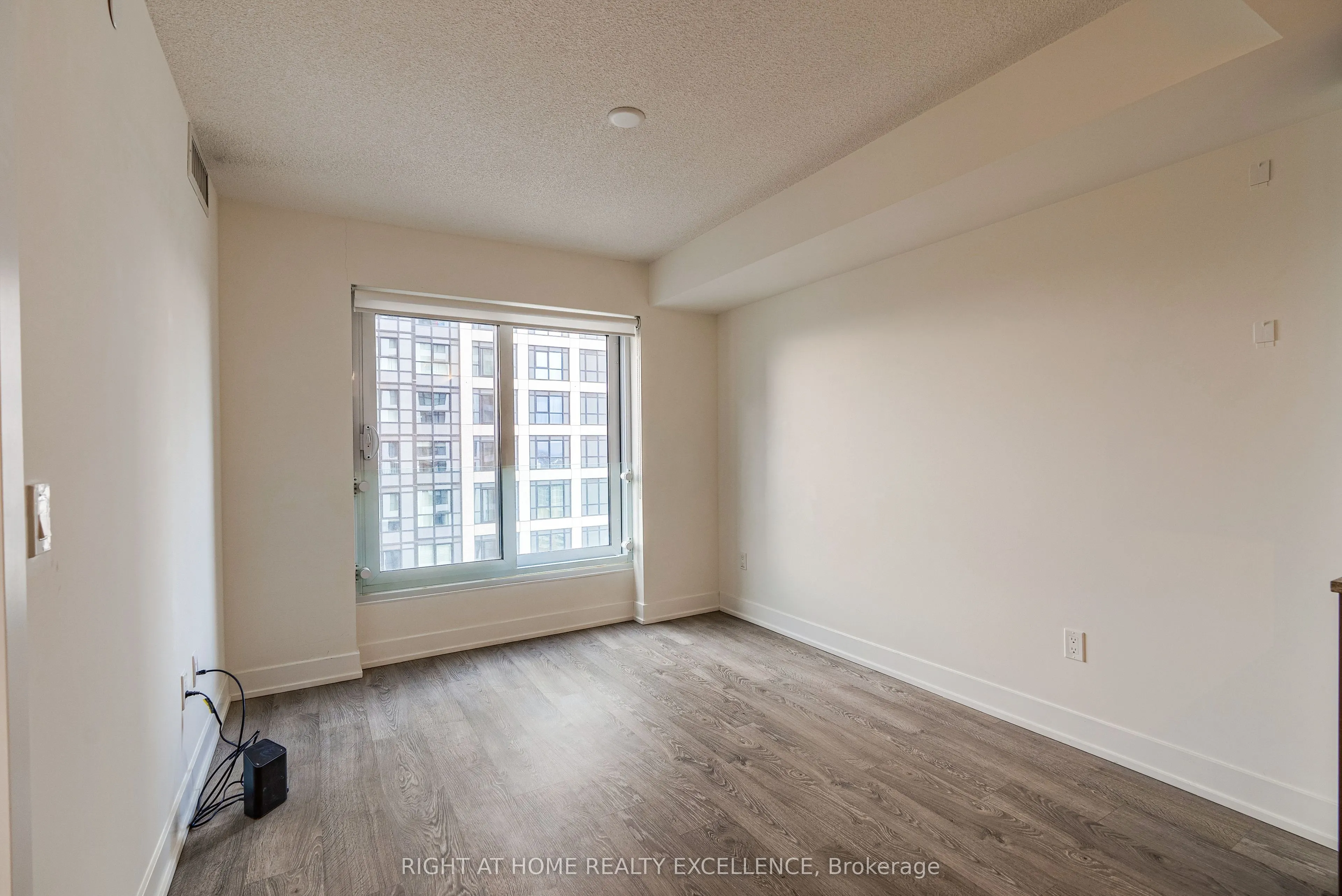 9 Mabelle Avenue, #2420
