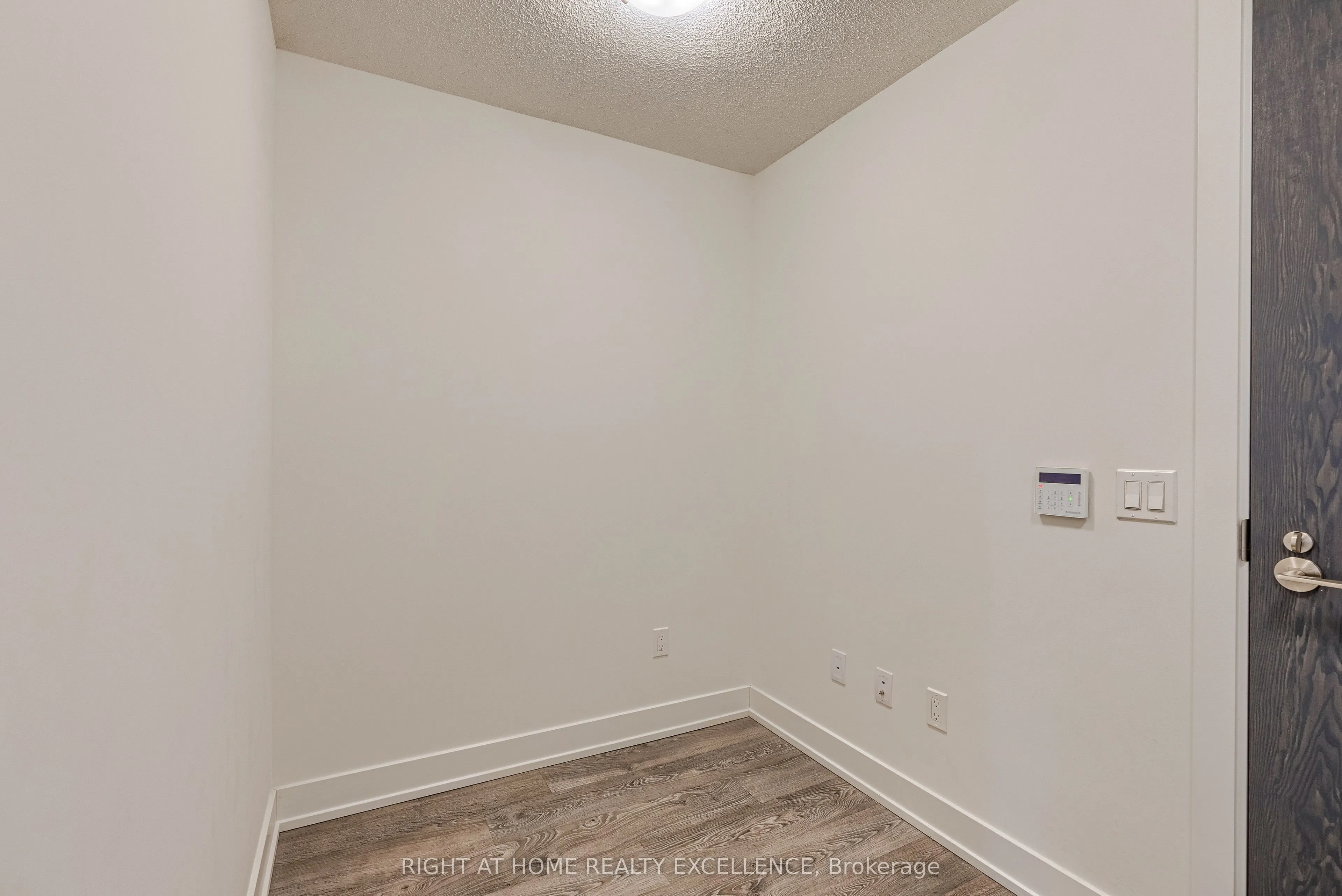 9 Mabelle Avenue, #2420
