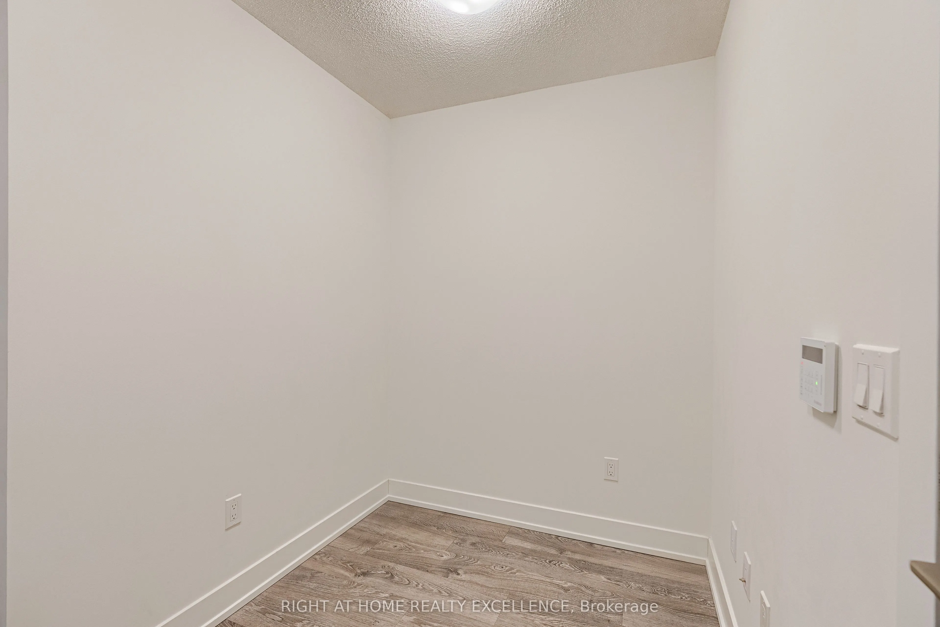 9 Mabelle Avenue, #2420