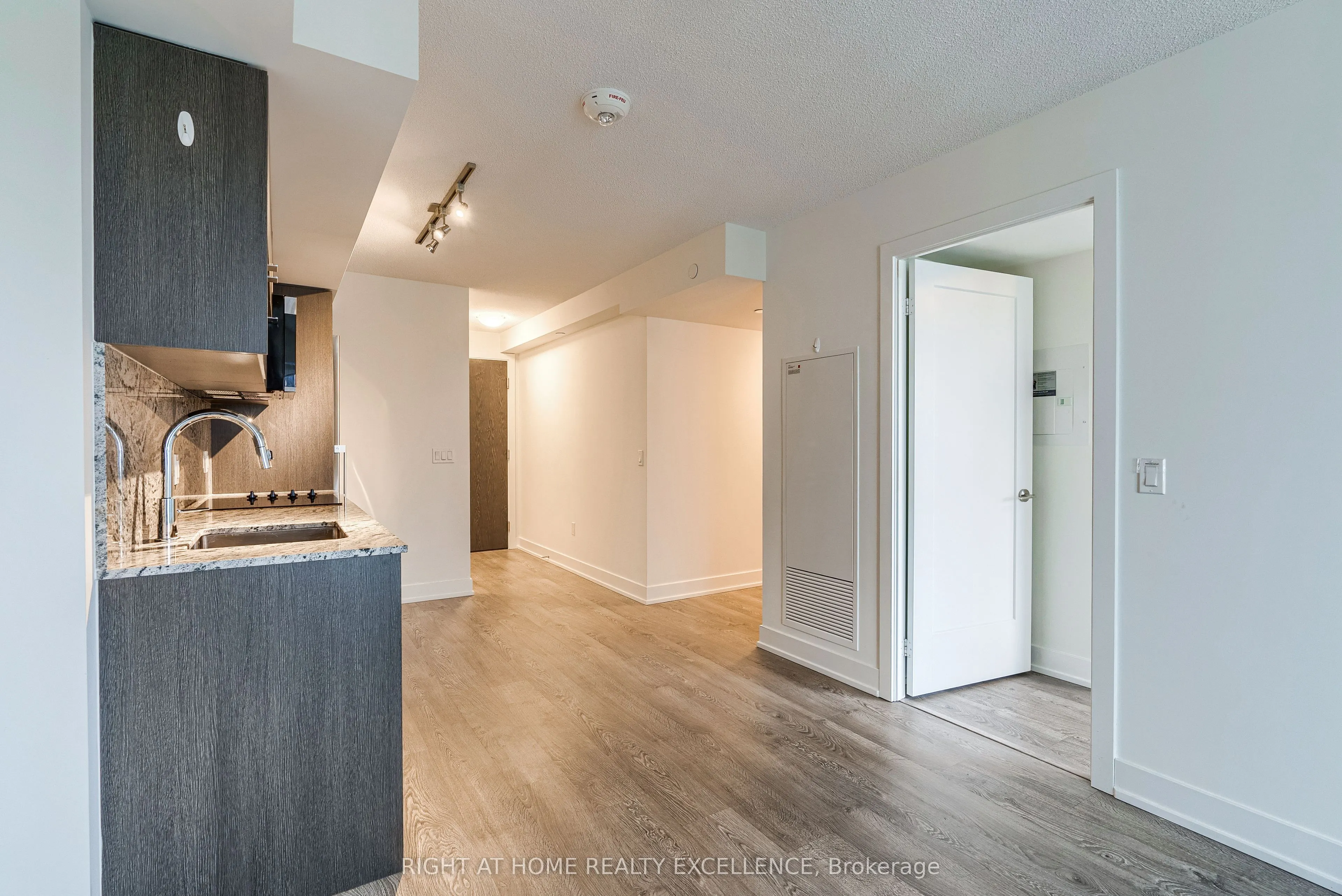 9 Mabelle Avenue, #2420