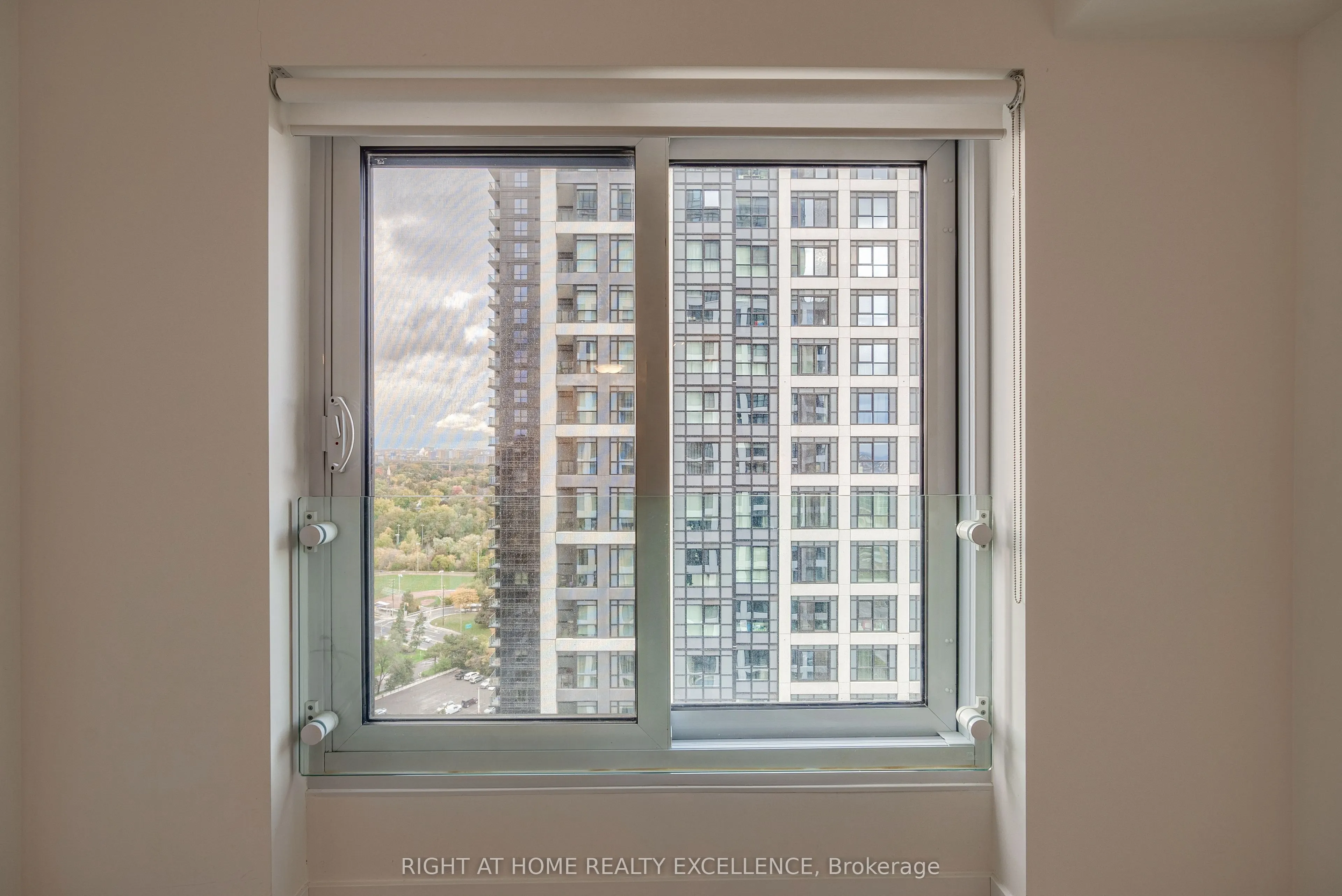 9 Mabelle Avenue, #2420