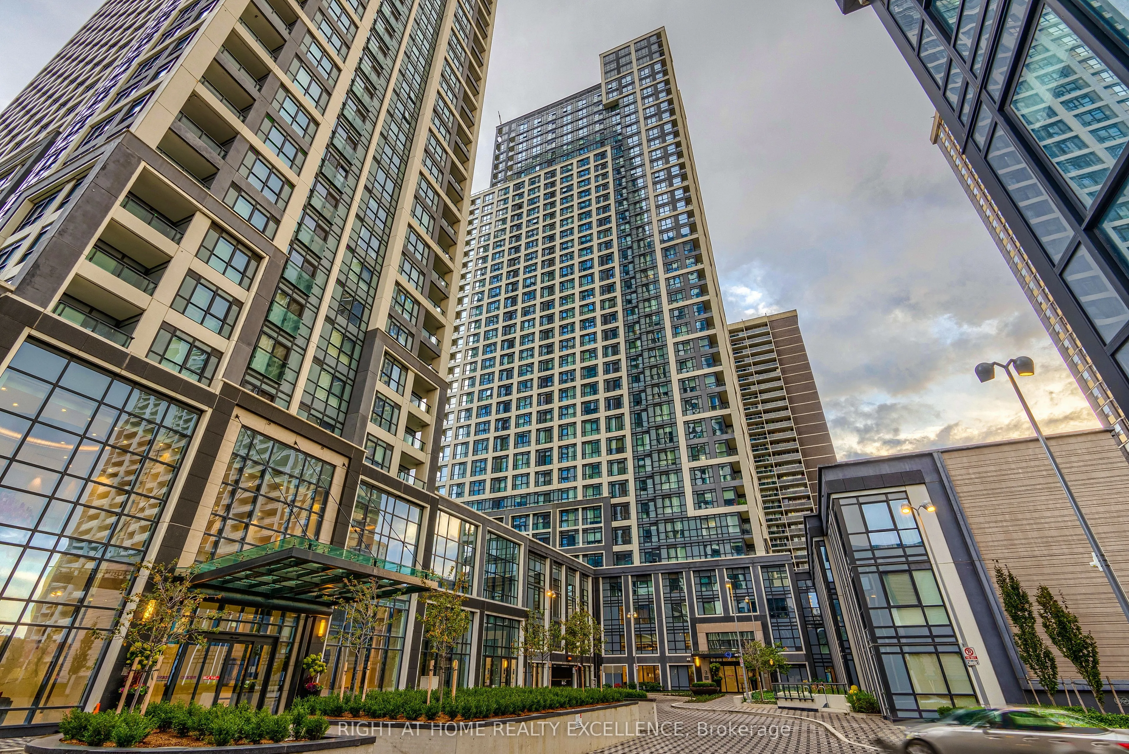 9 Mabelle Avenue, #2420