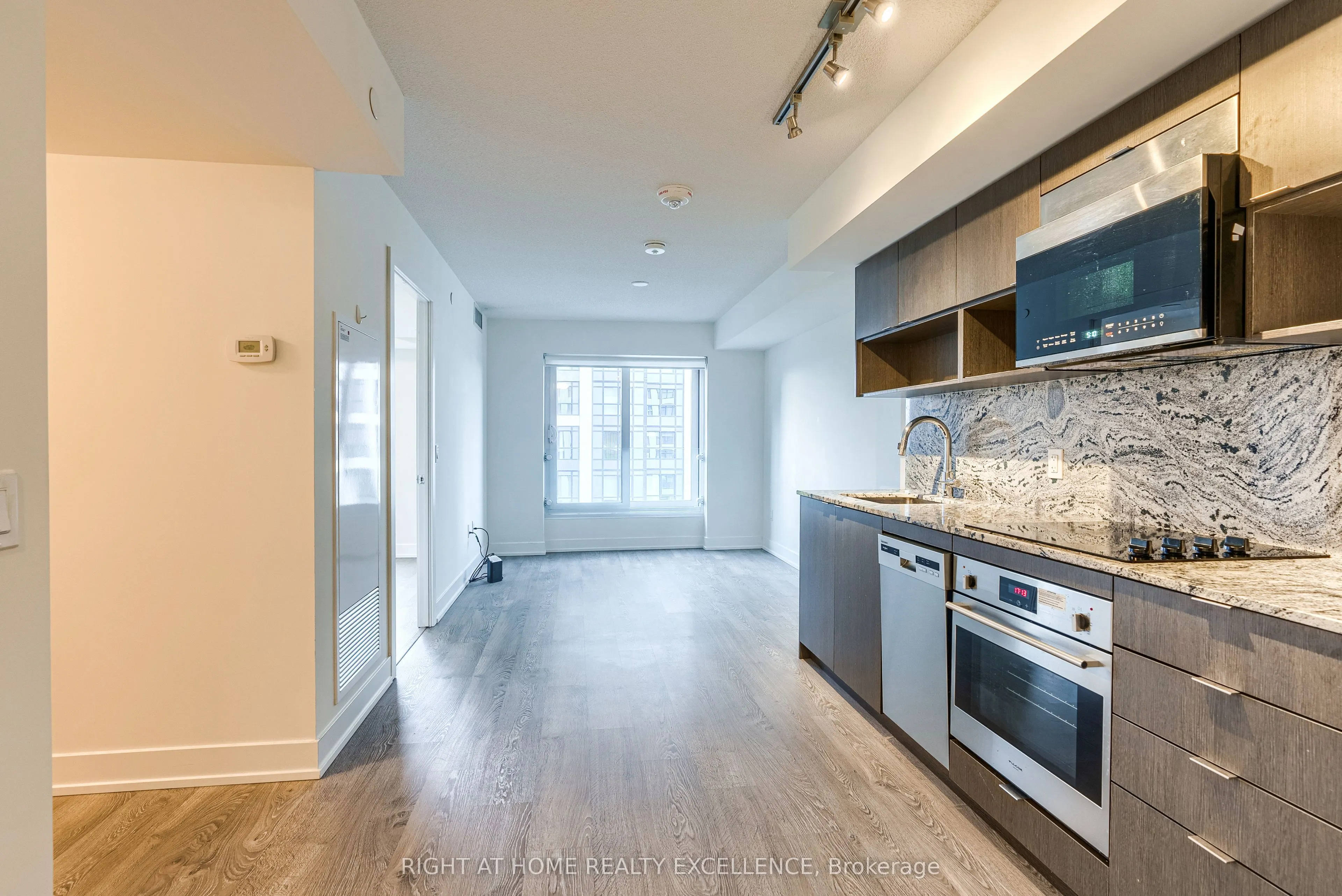 9 Mabelle Avenue, #2420