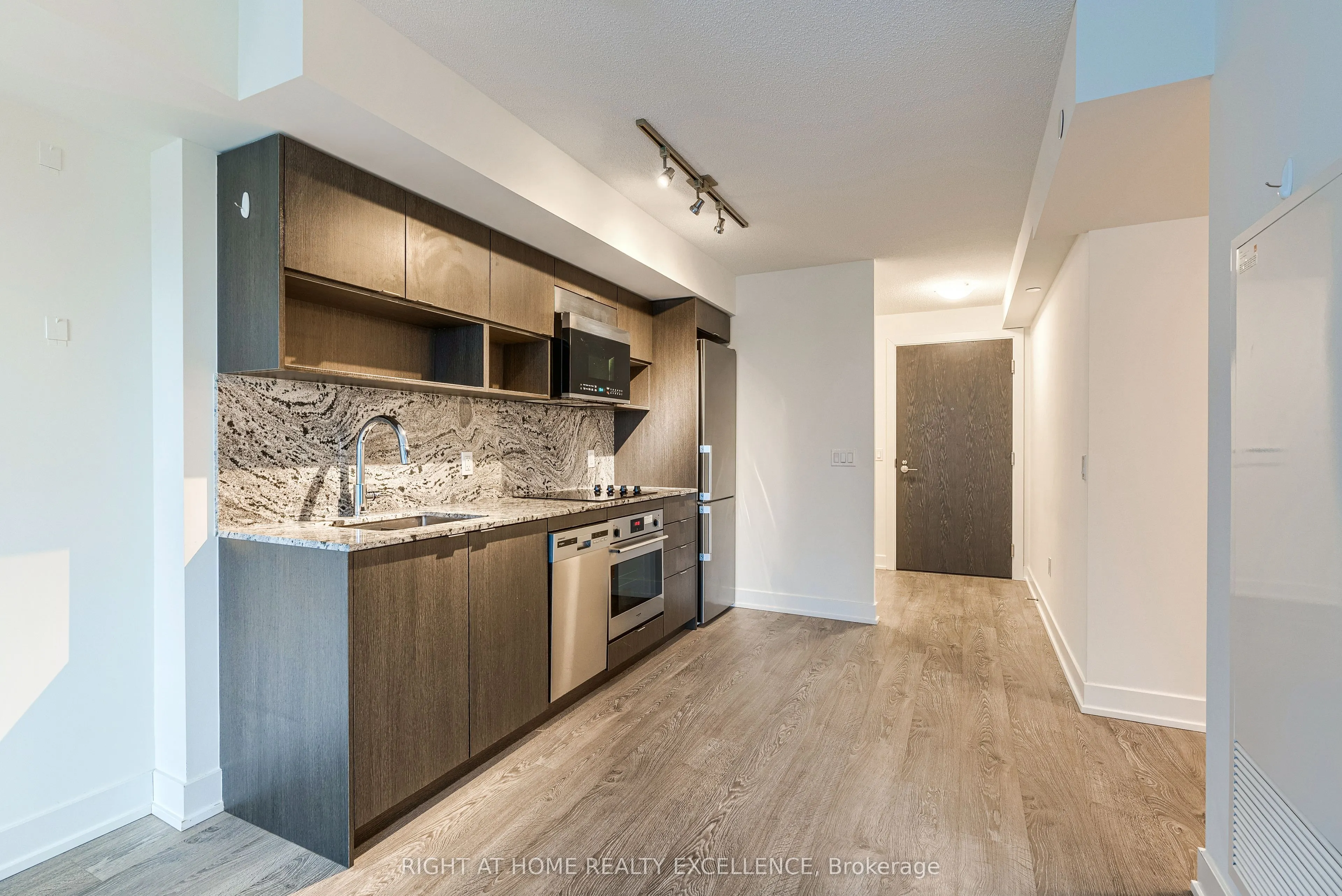 9 Mabelle Avenue, #2420