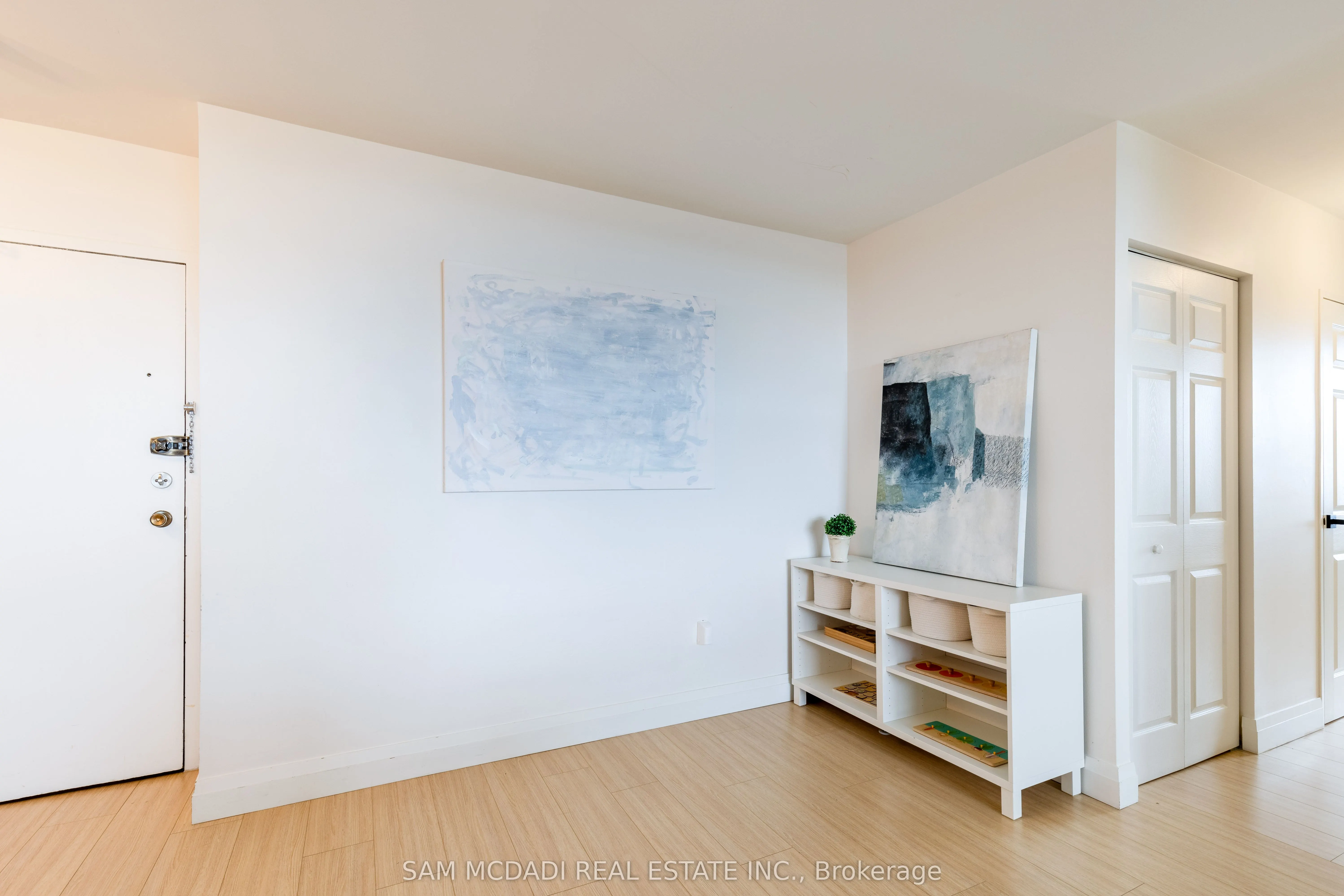 966 Inverhouse Drive, #1001
