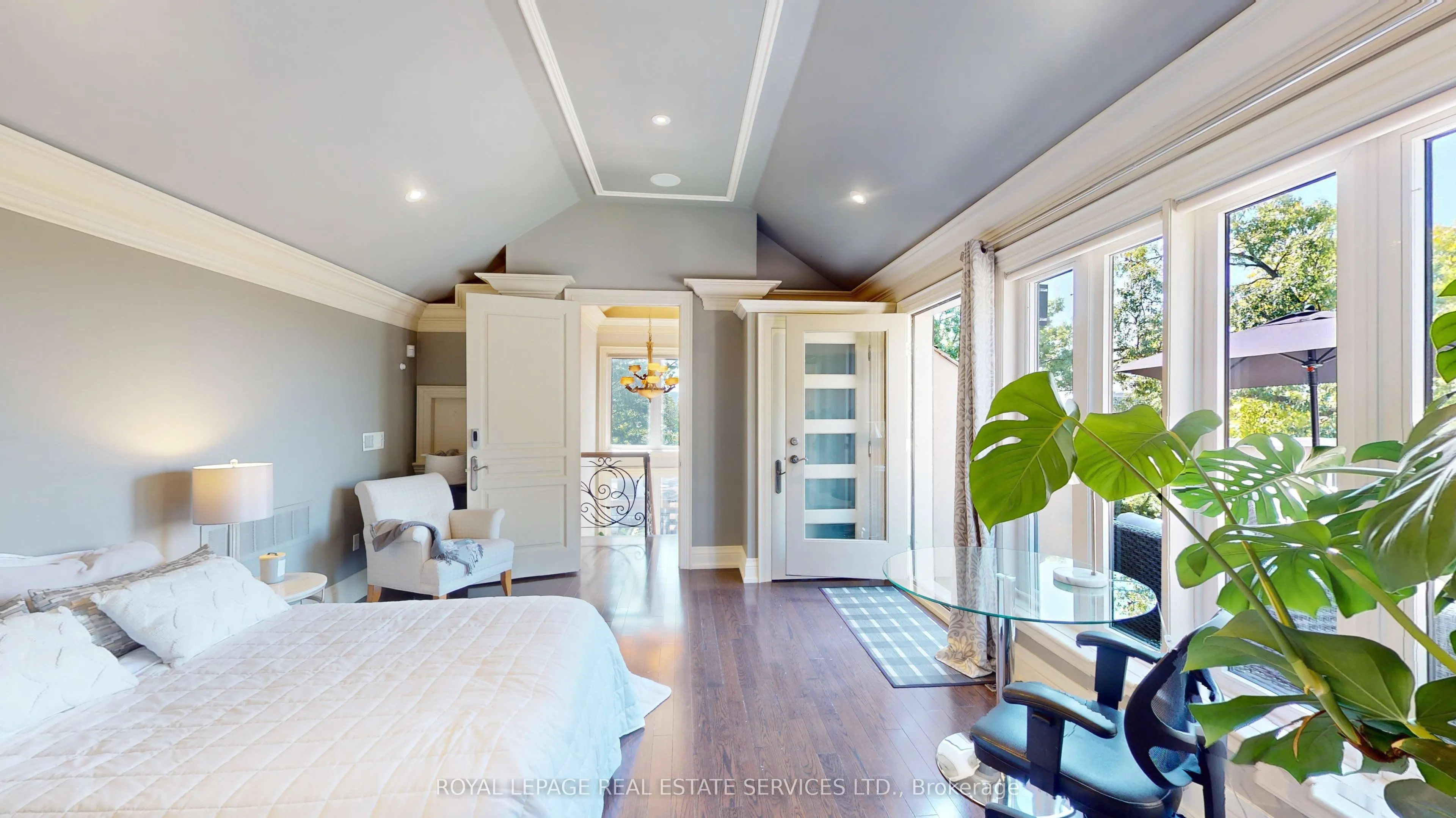 43 Riverside Crescent