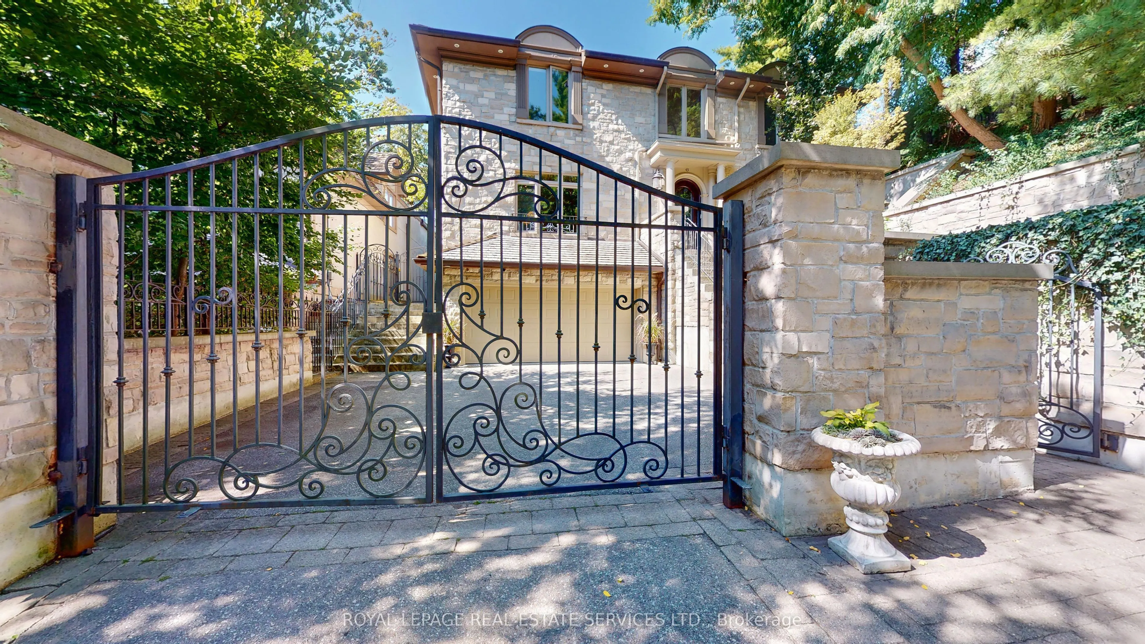 43 Riverside Crescent