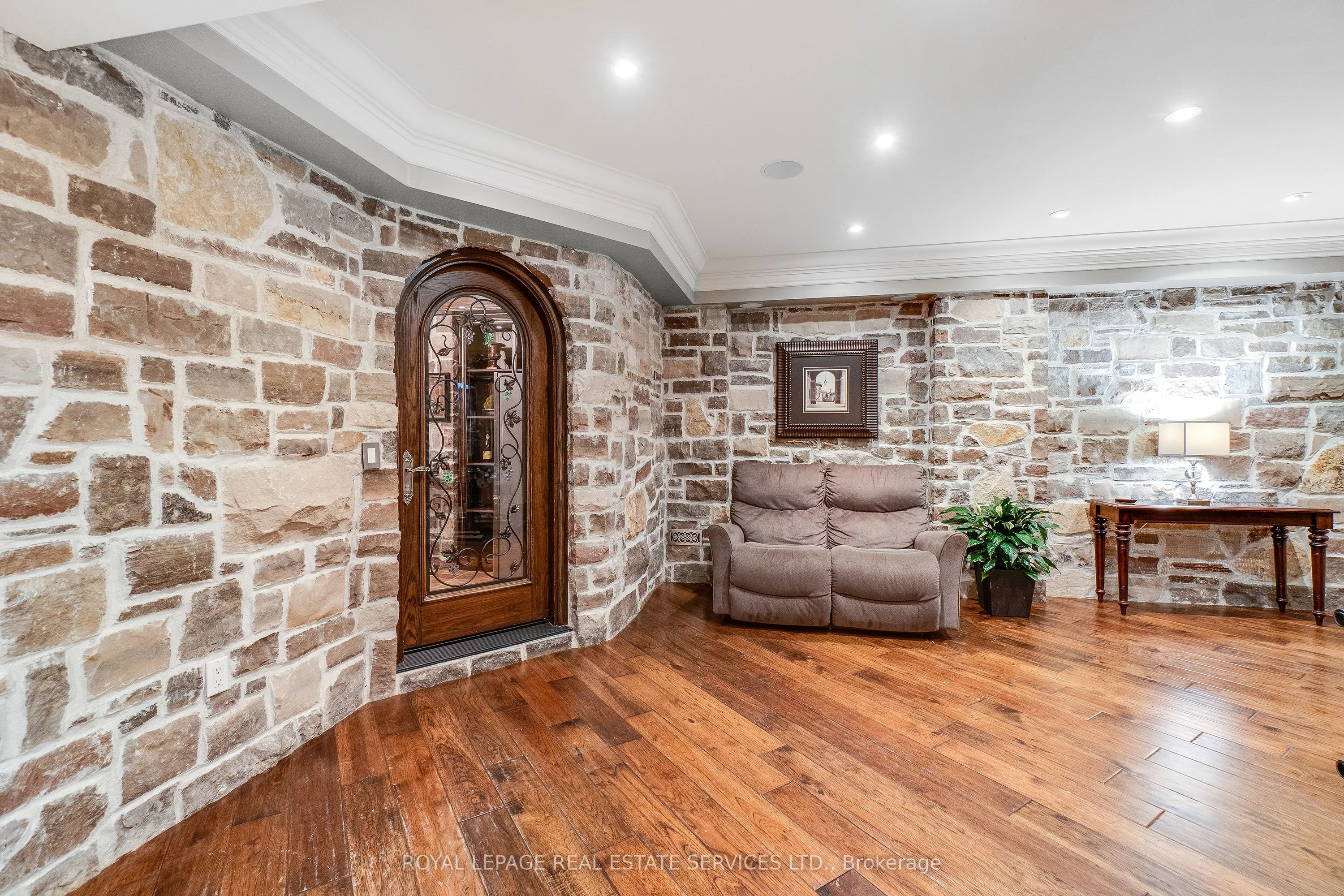 43 Riverside Crescent