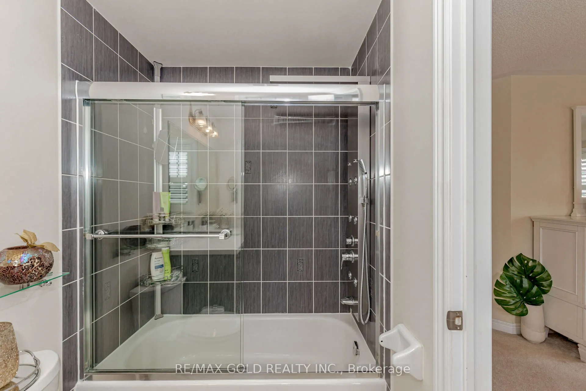 12 Victoriaville Road