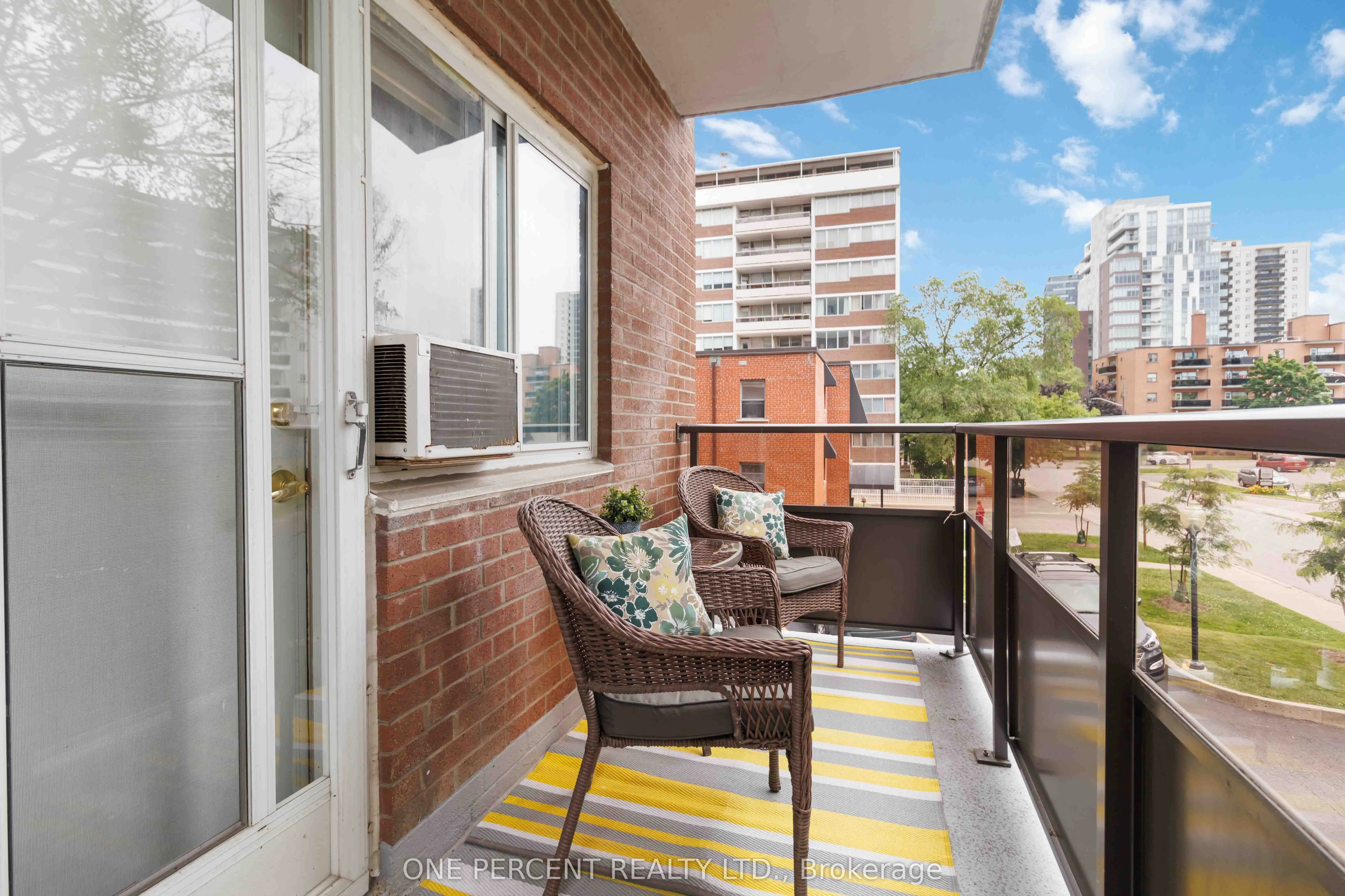 15 Elizabeth Street N, #204