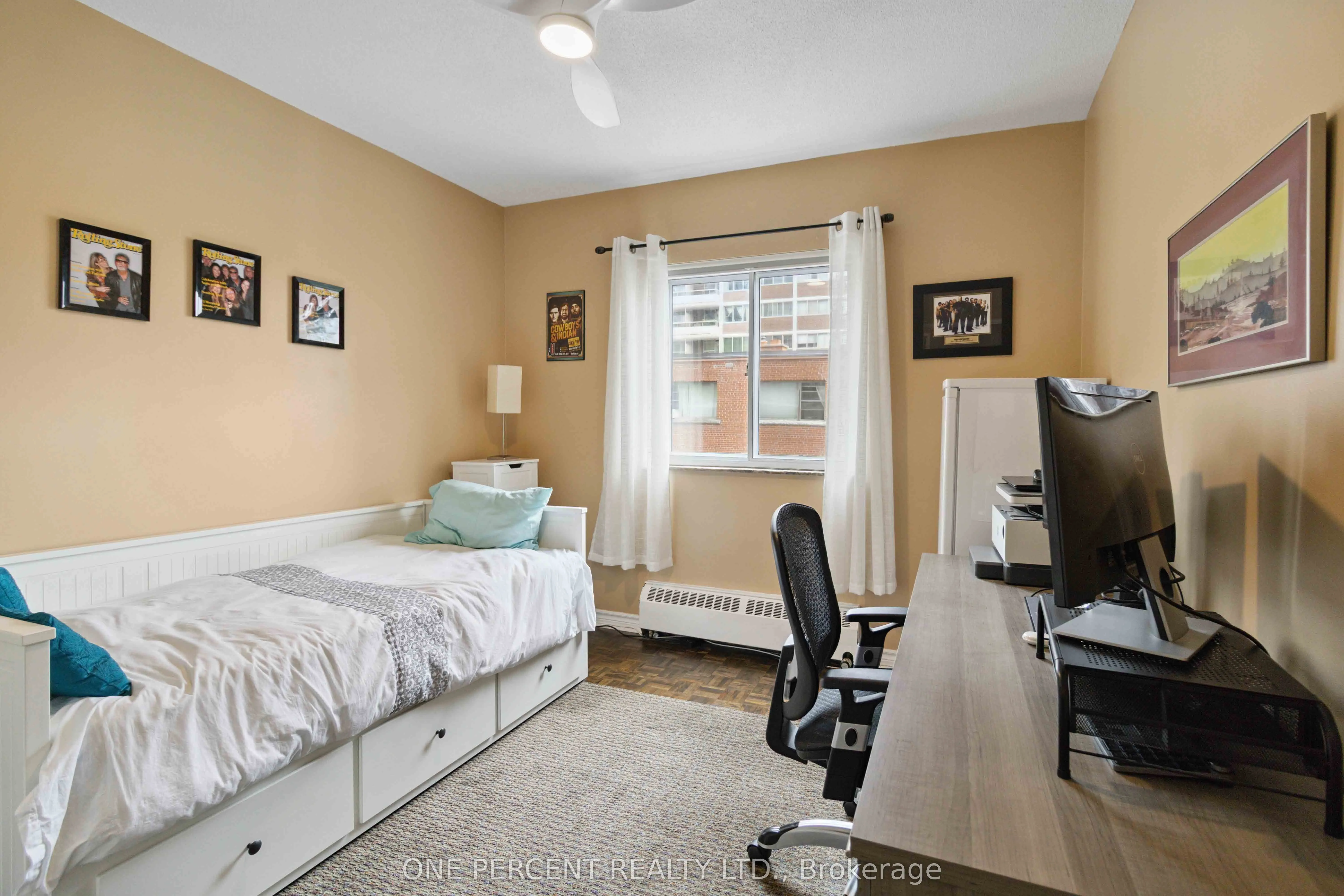 15 Elizabeth Street N, #204