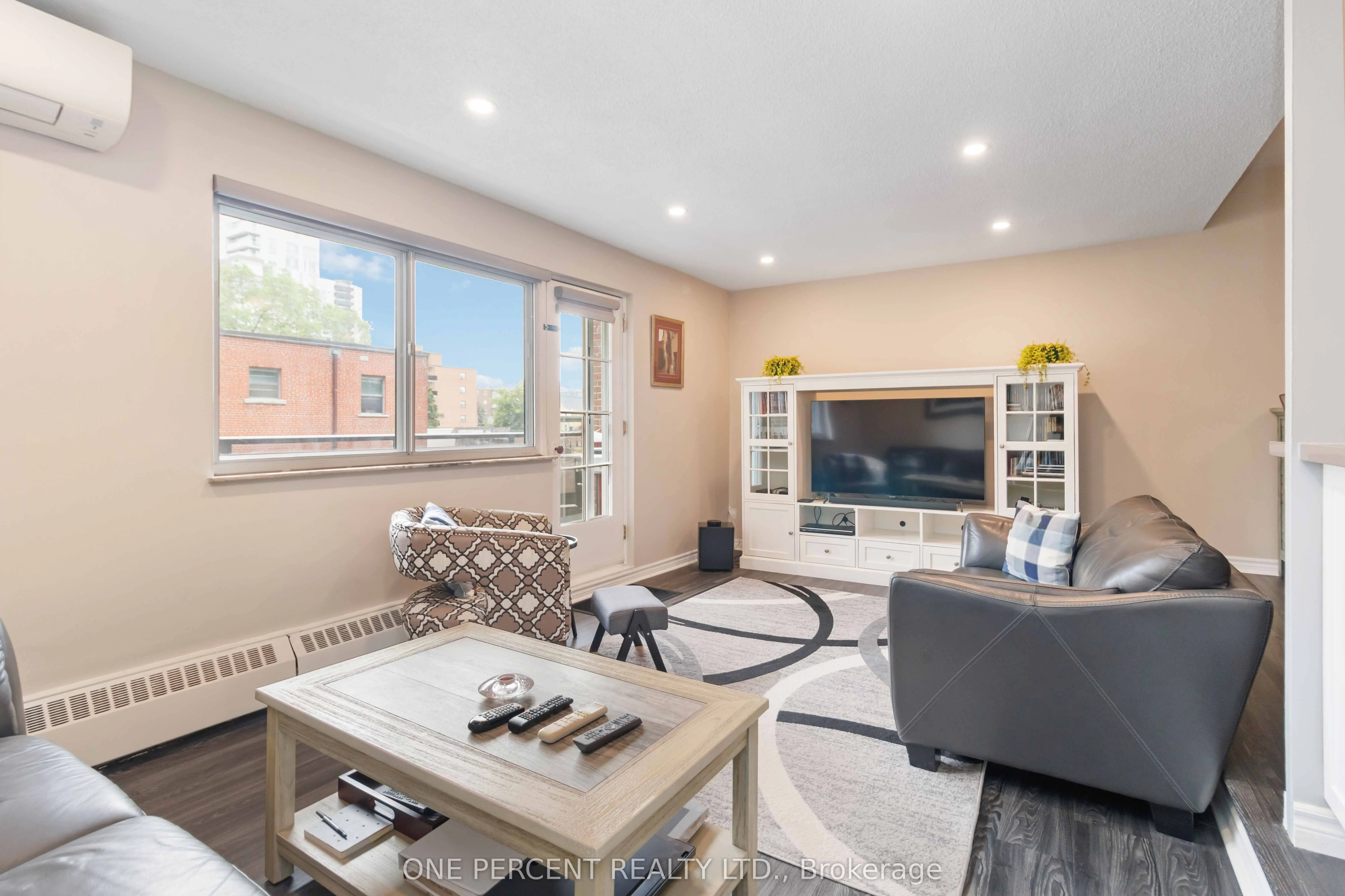15 Elizabeth Street N, #204