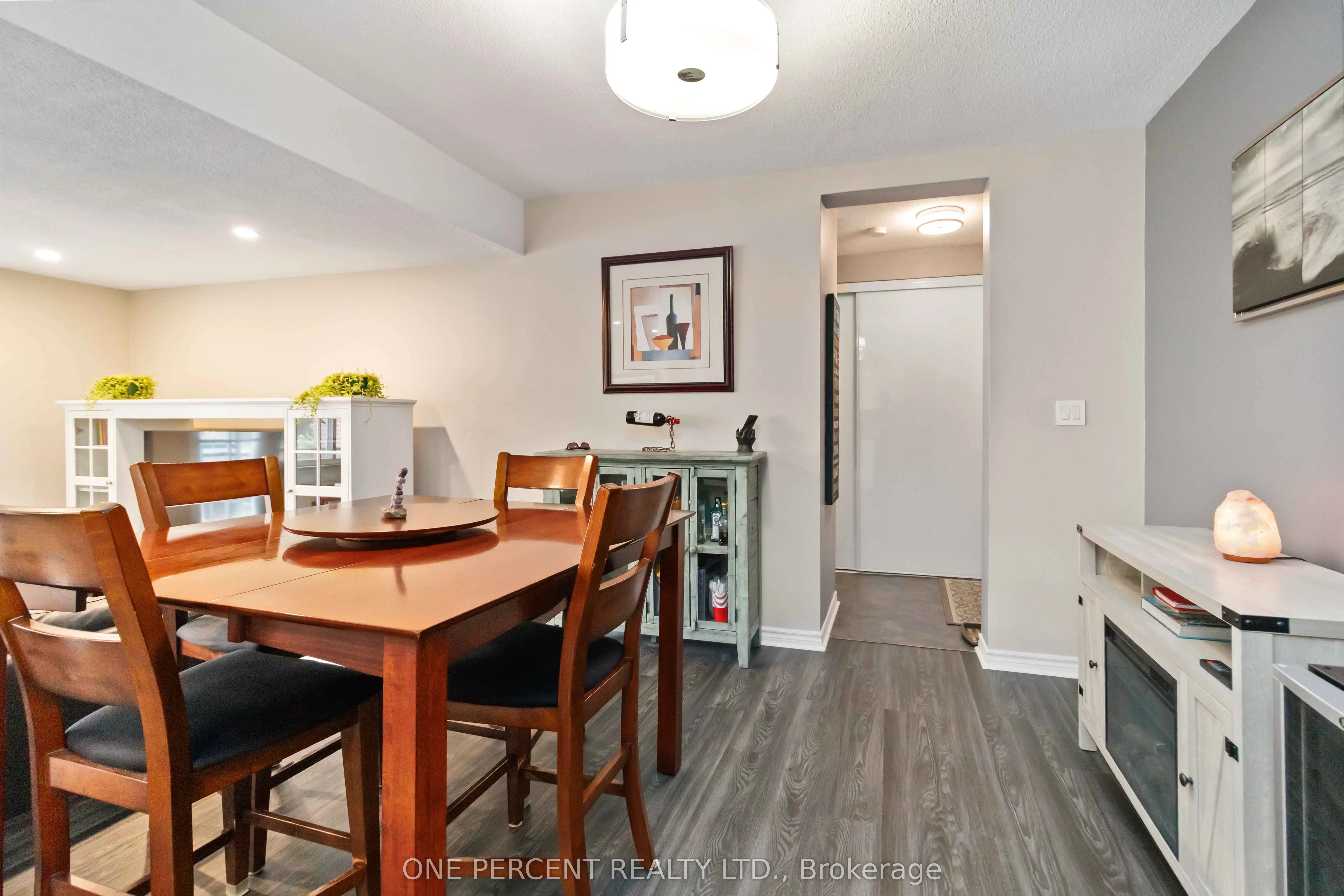 15 Elizabeth Street N, #204
