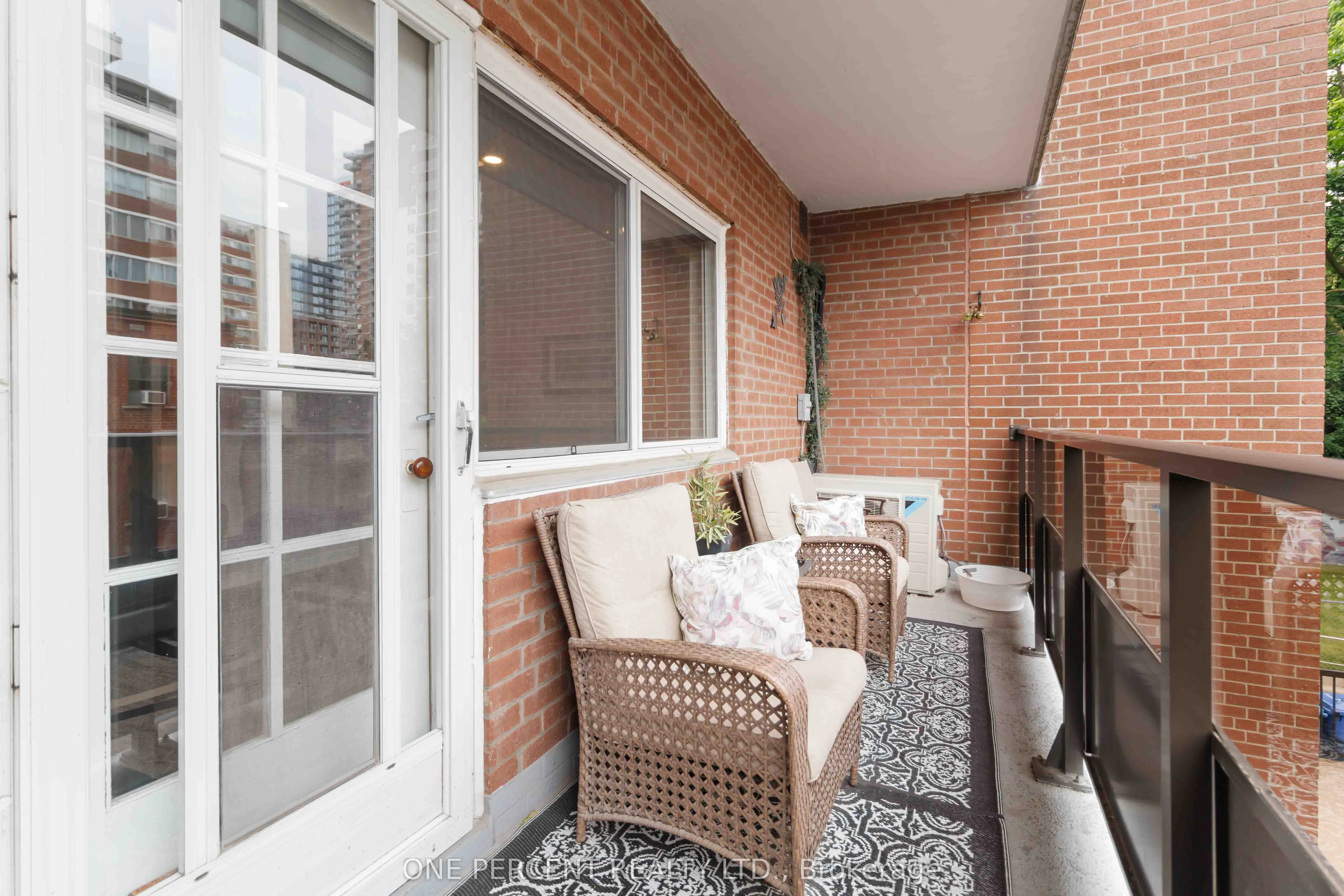 15 Elizabeth Street N, #204