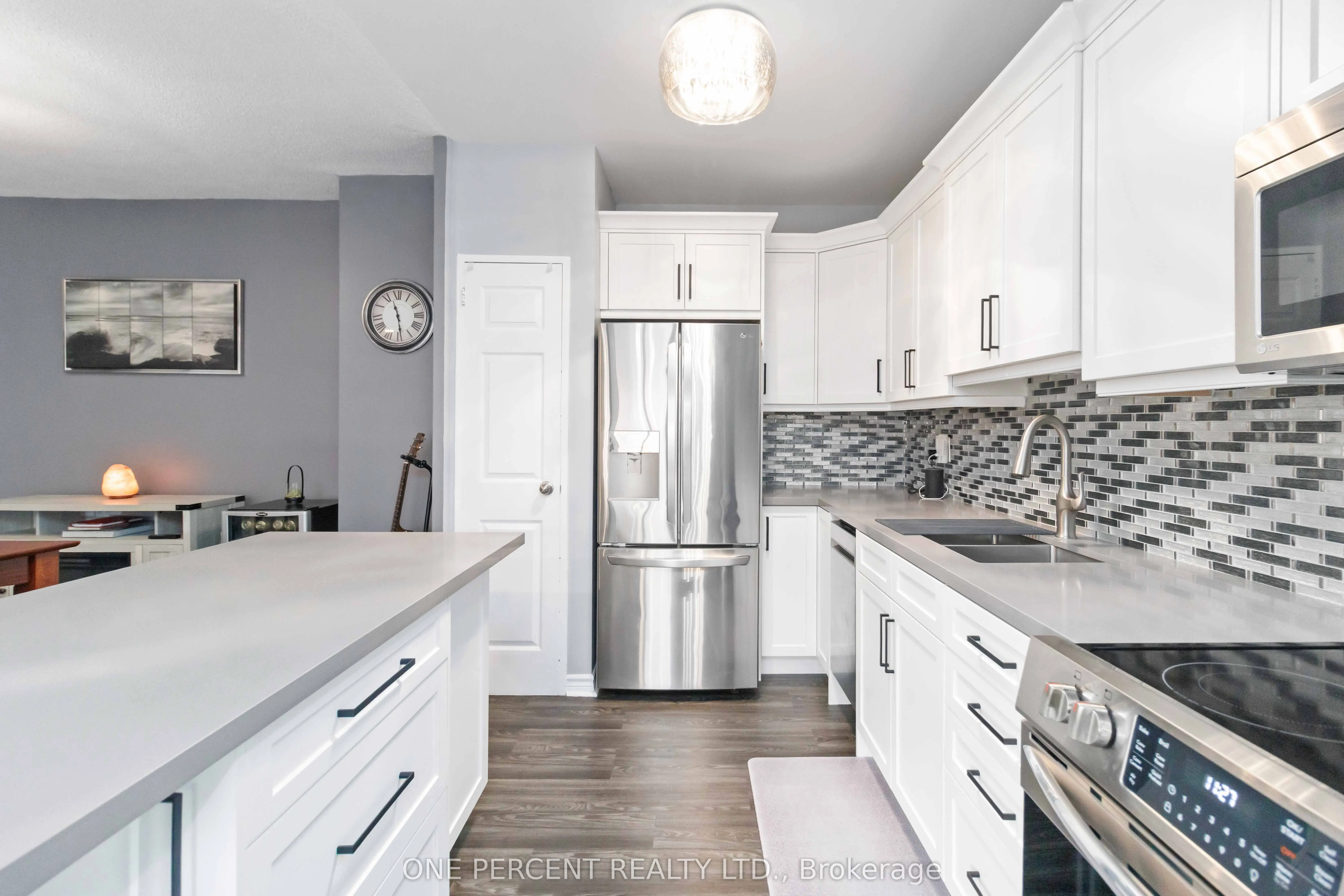 15 Elizabeth Street N, #204