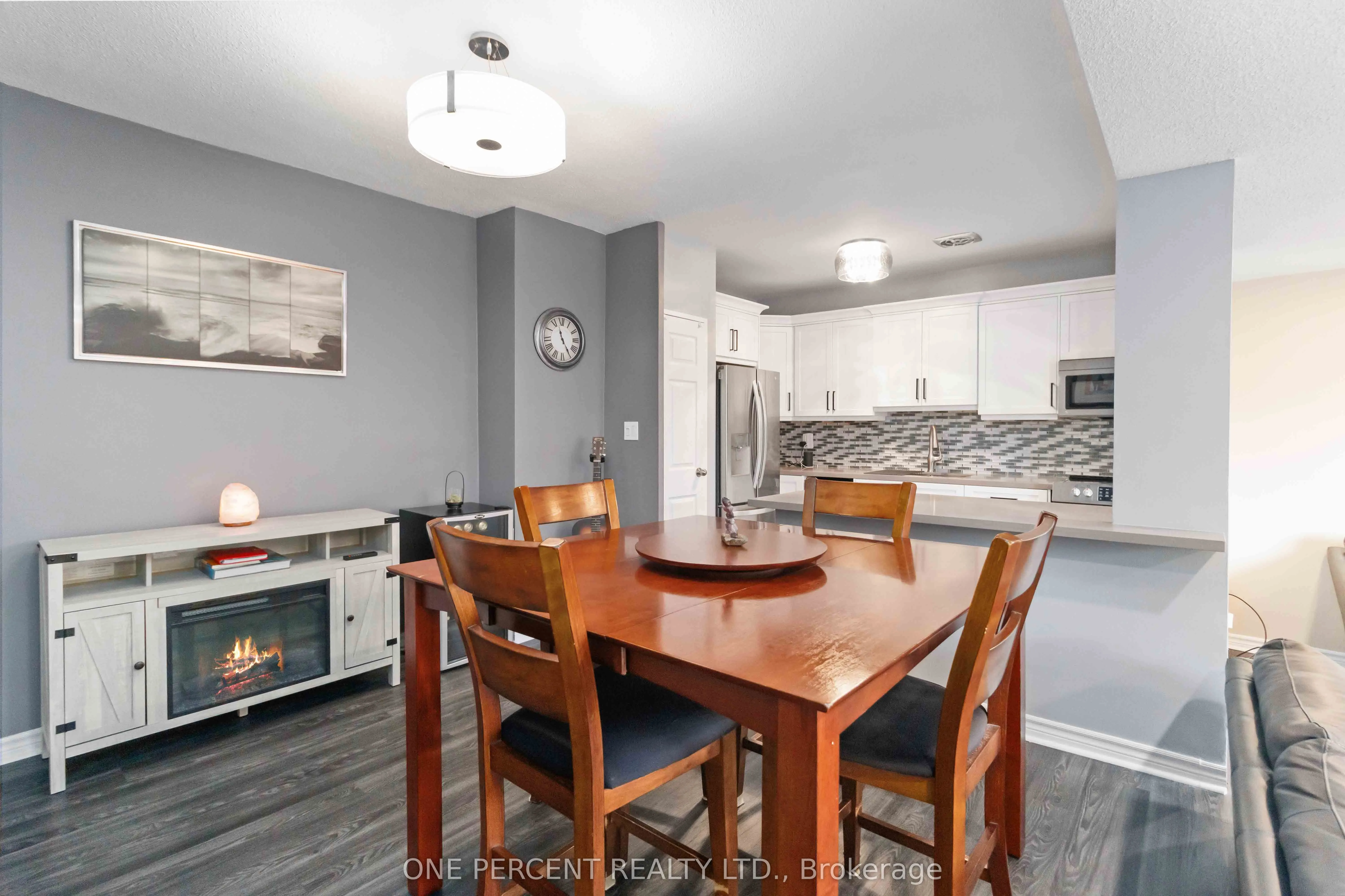 15 Elizabeth Street N, #204