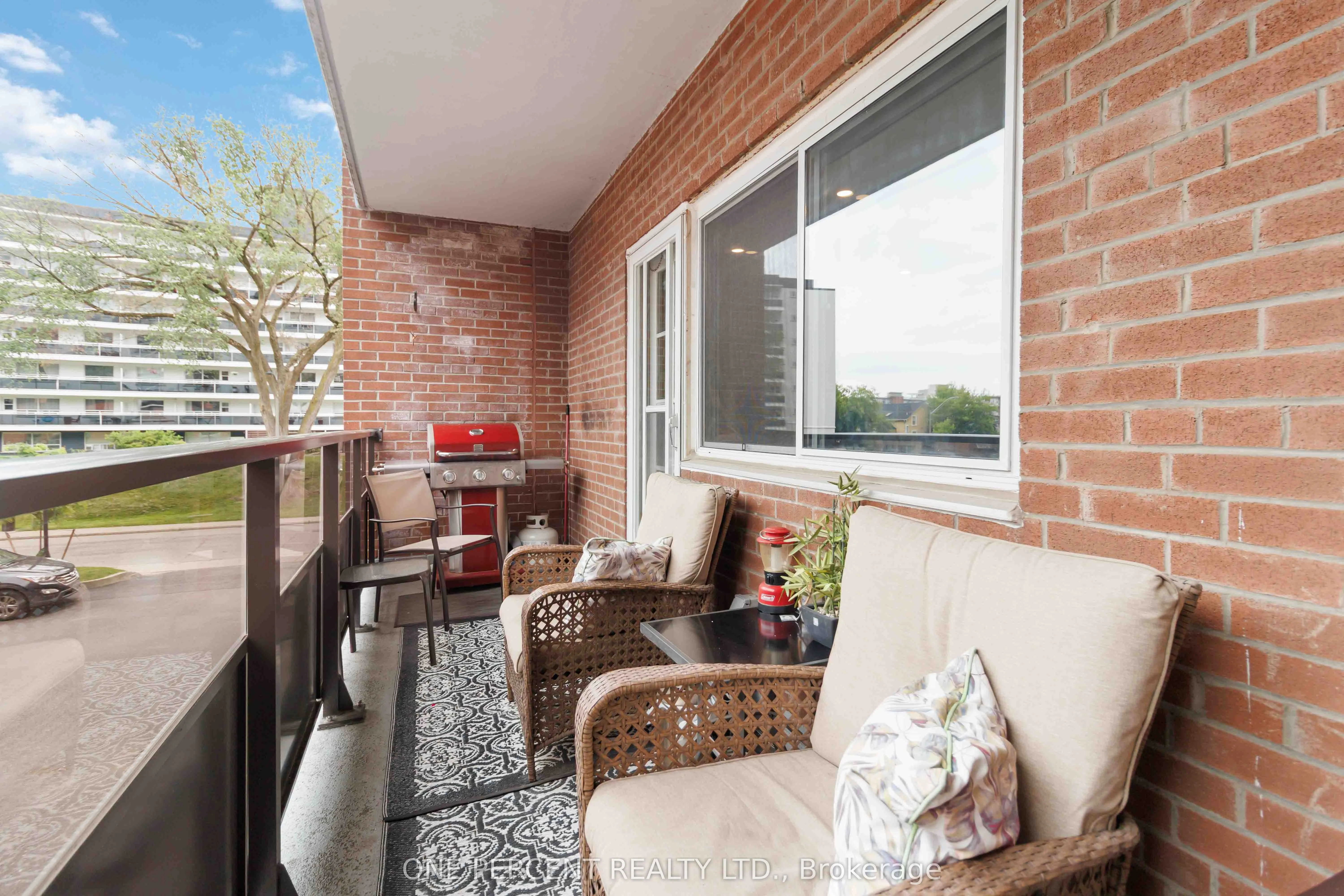 15 Elizabeth Street N, #204