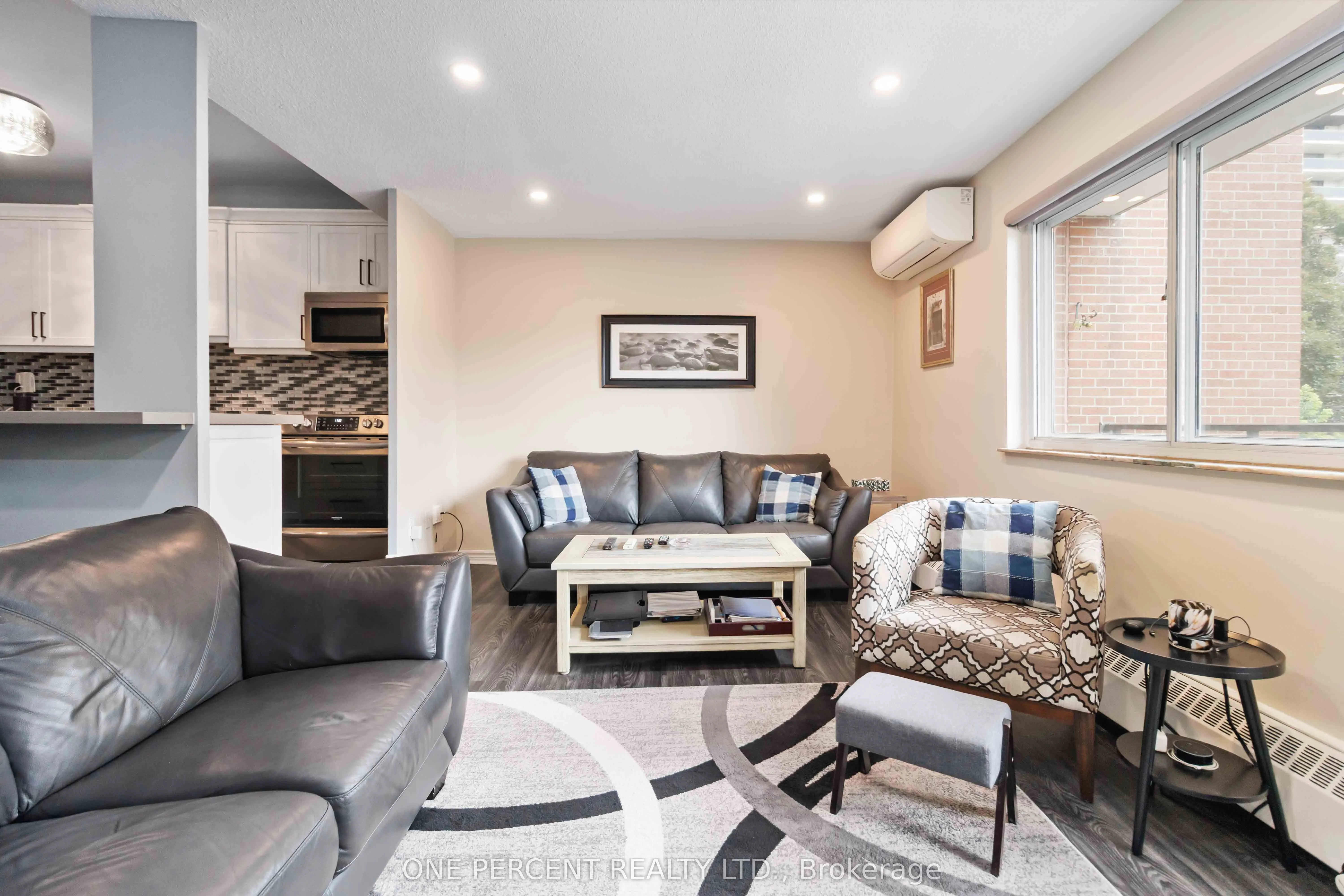 15 Elizabeth Street N, #204