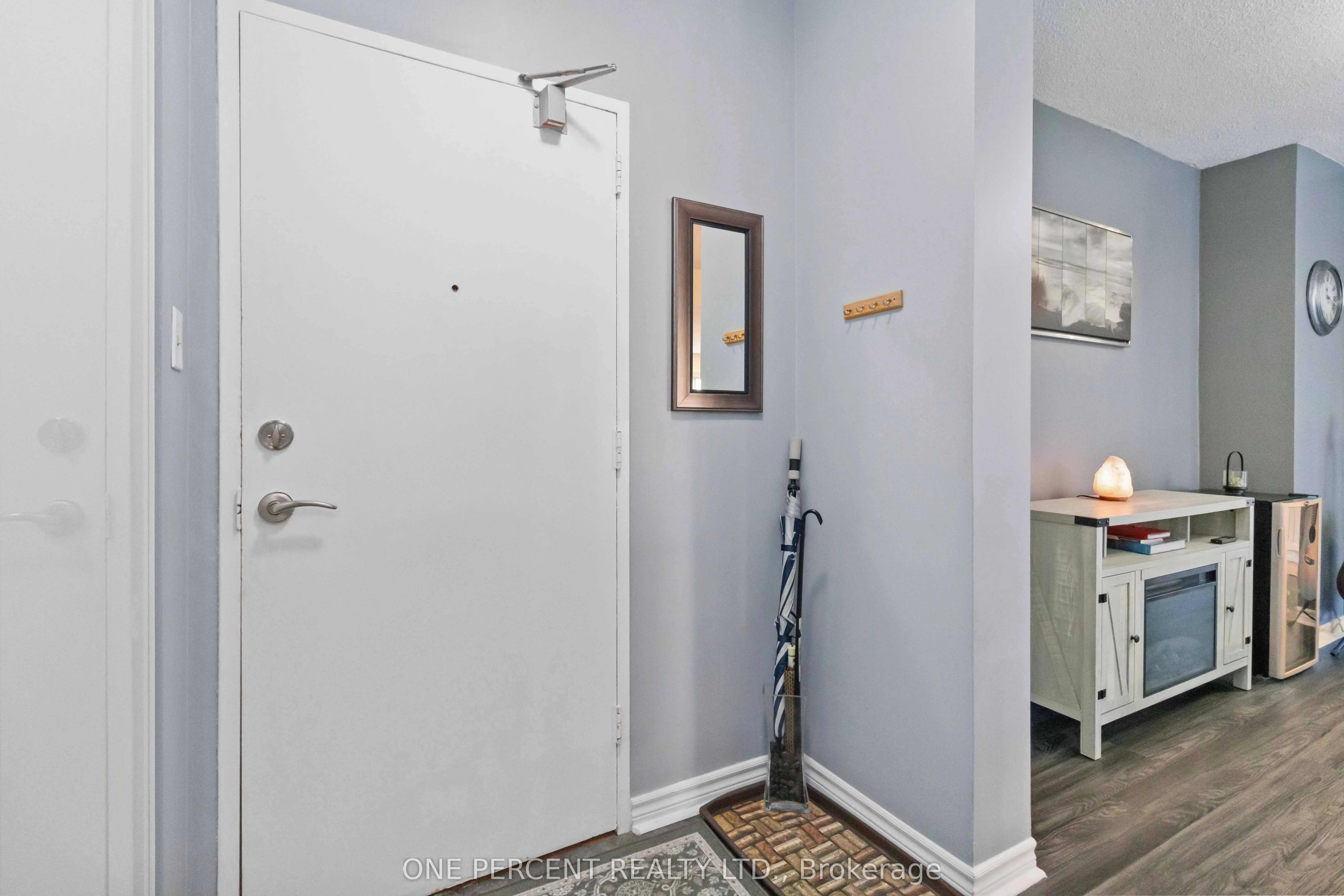 15 Elizabeth Street N, #204