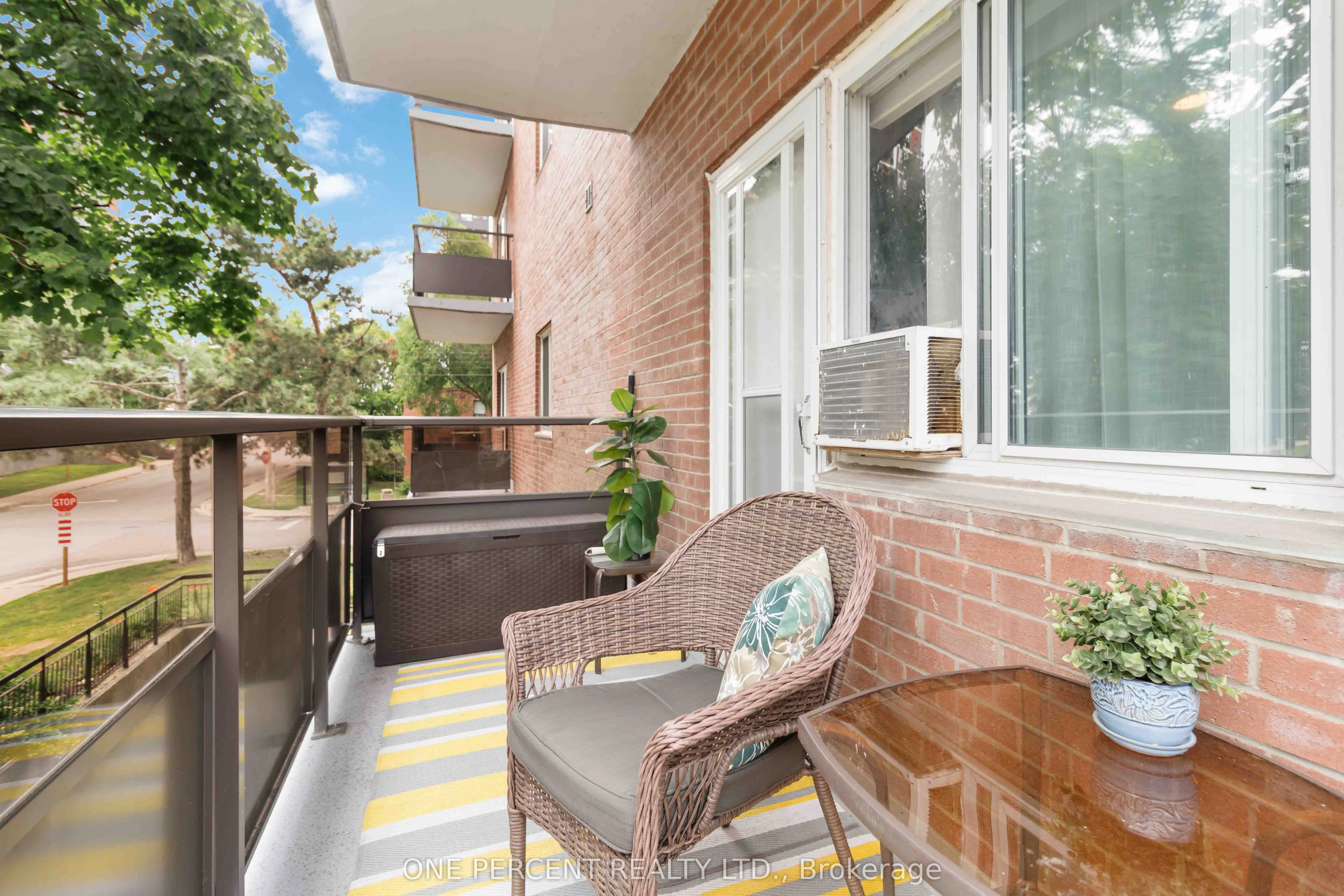15 Elizabeth Street N, #204