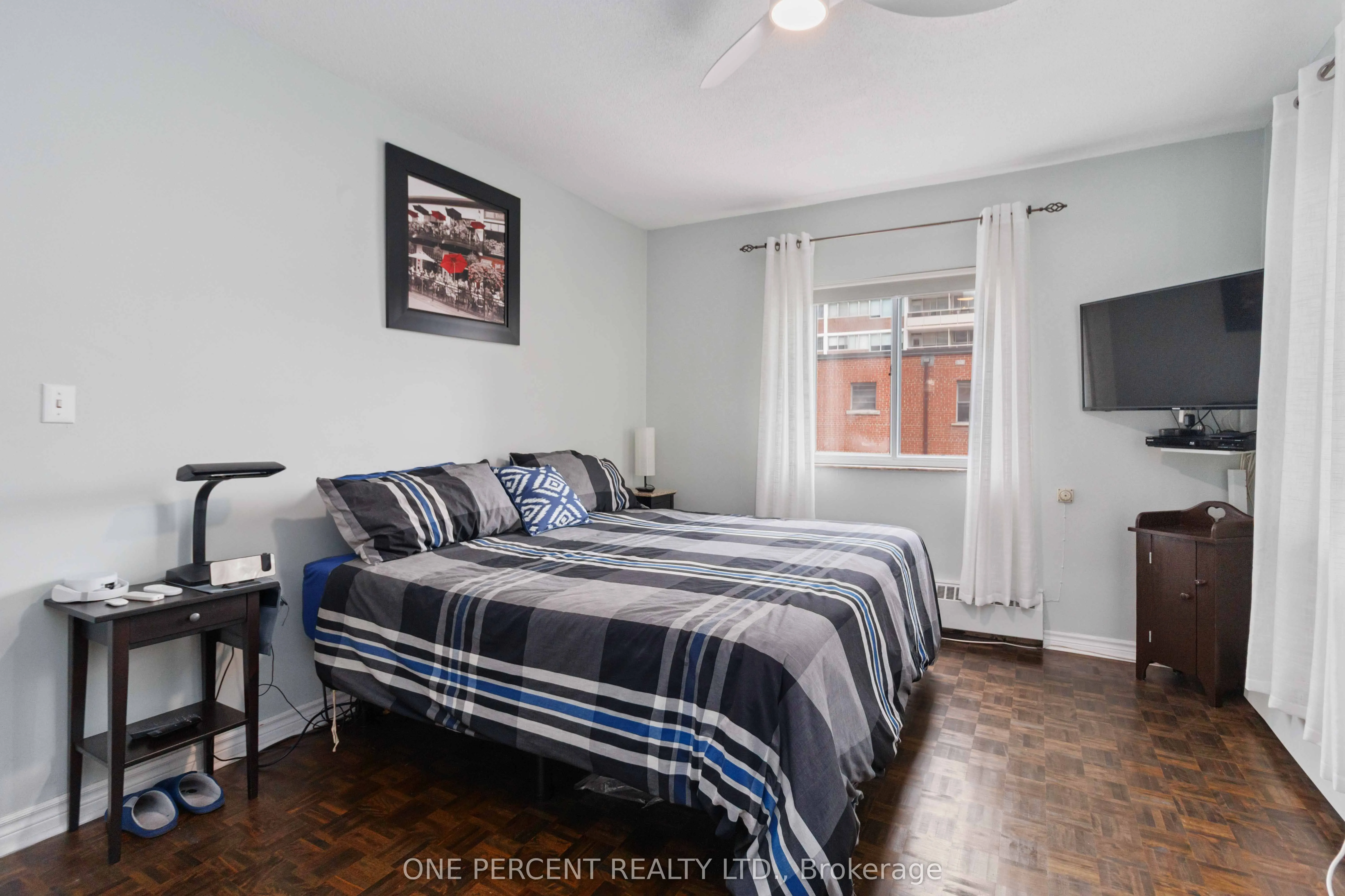 15 Elizabeth Street N, #204
