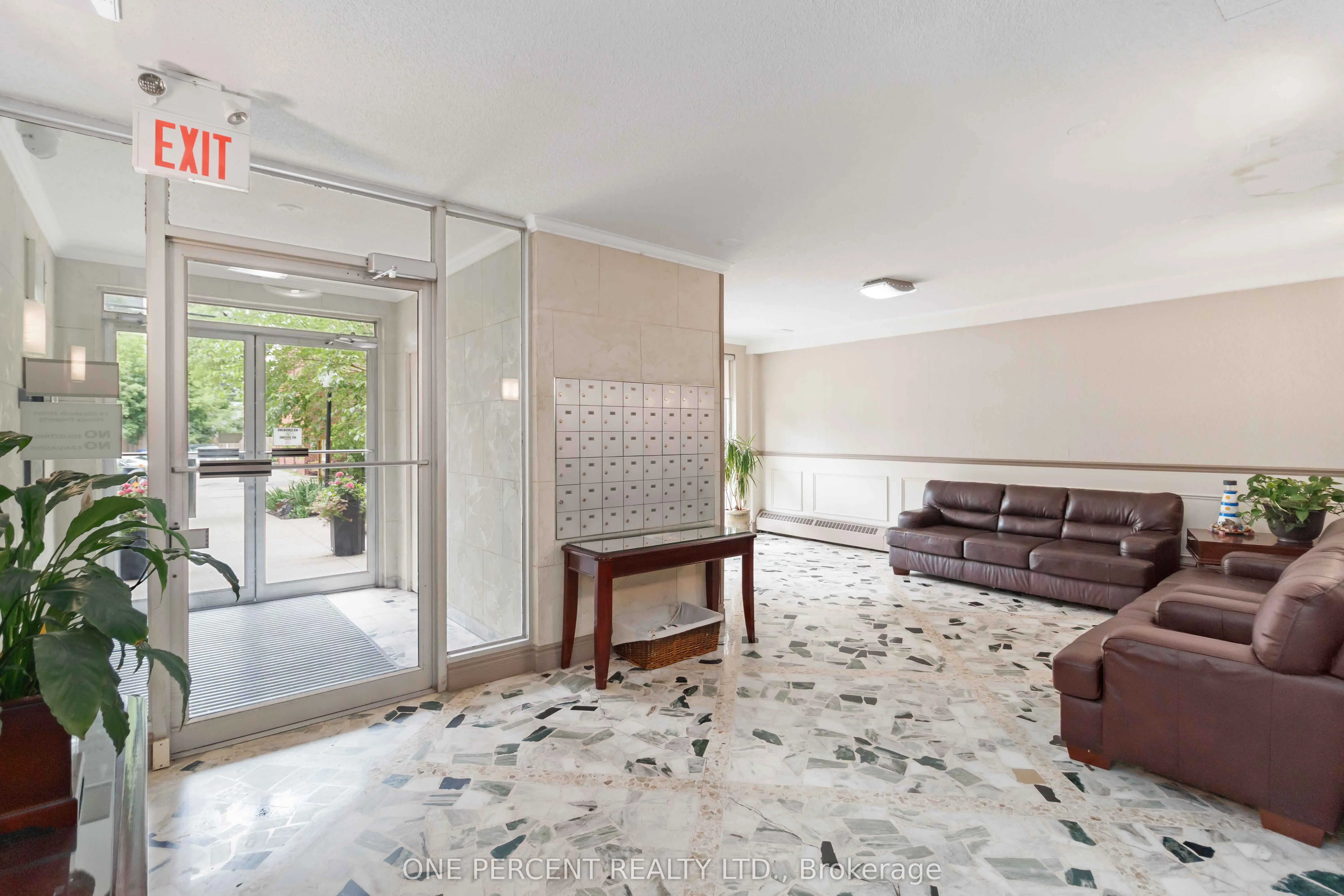 15 Elizabeth Street N, #204