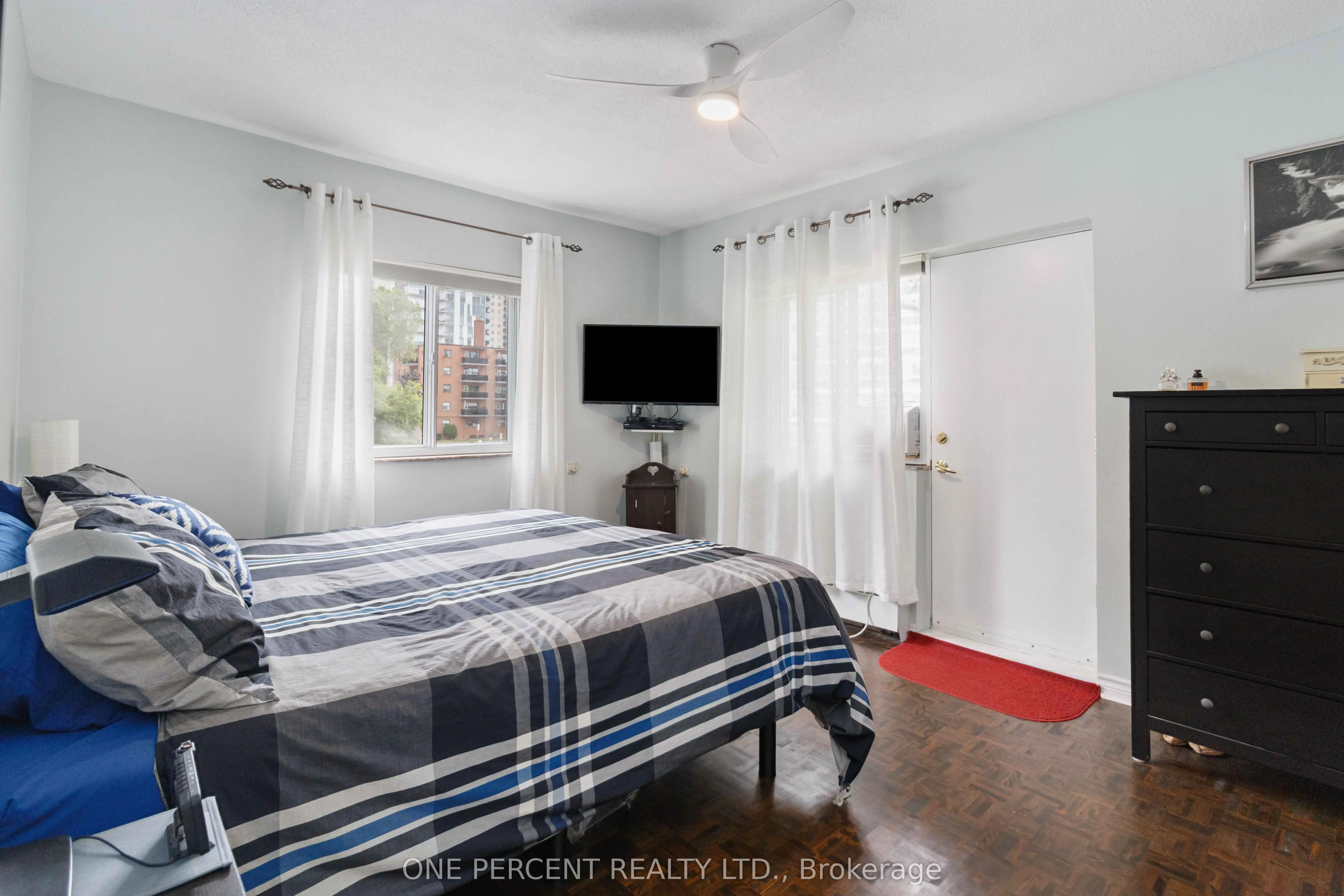 15 Elizabeth Street N, #204