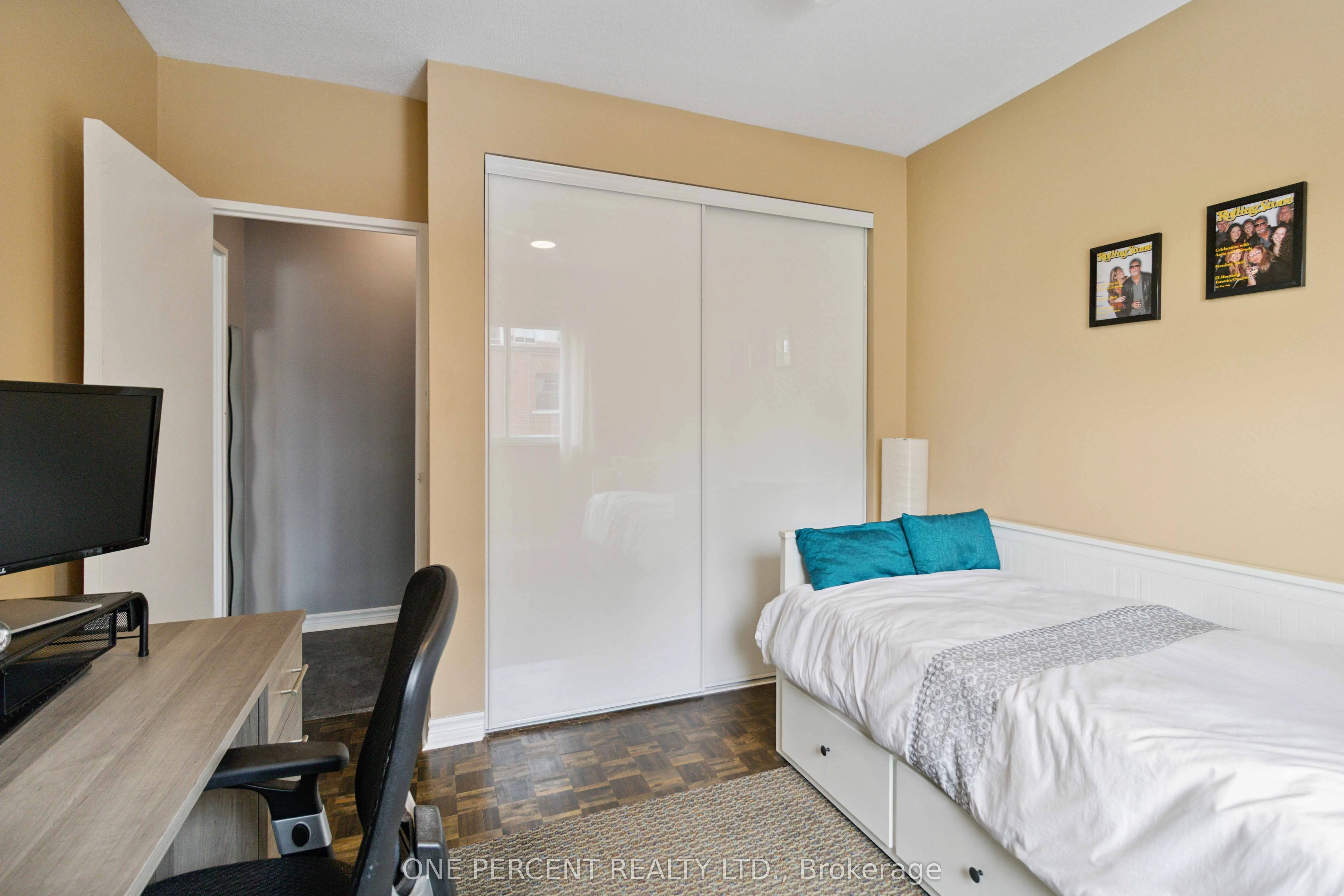 15 Elizabeth Street N, #204