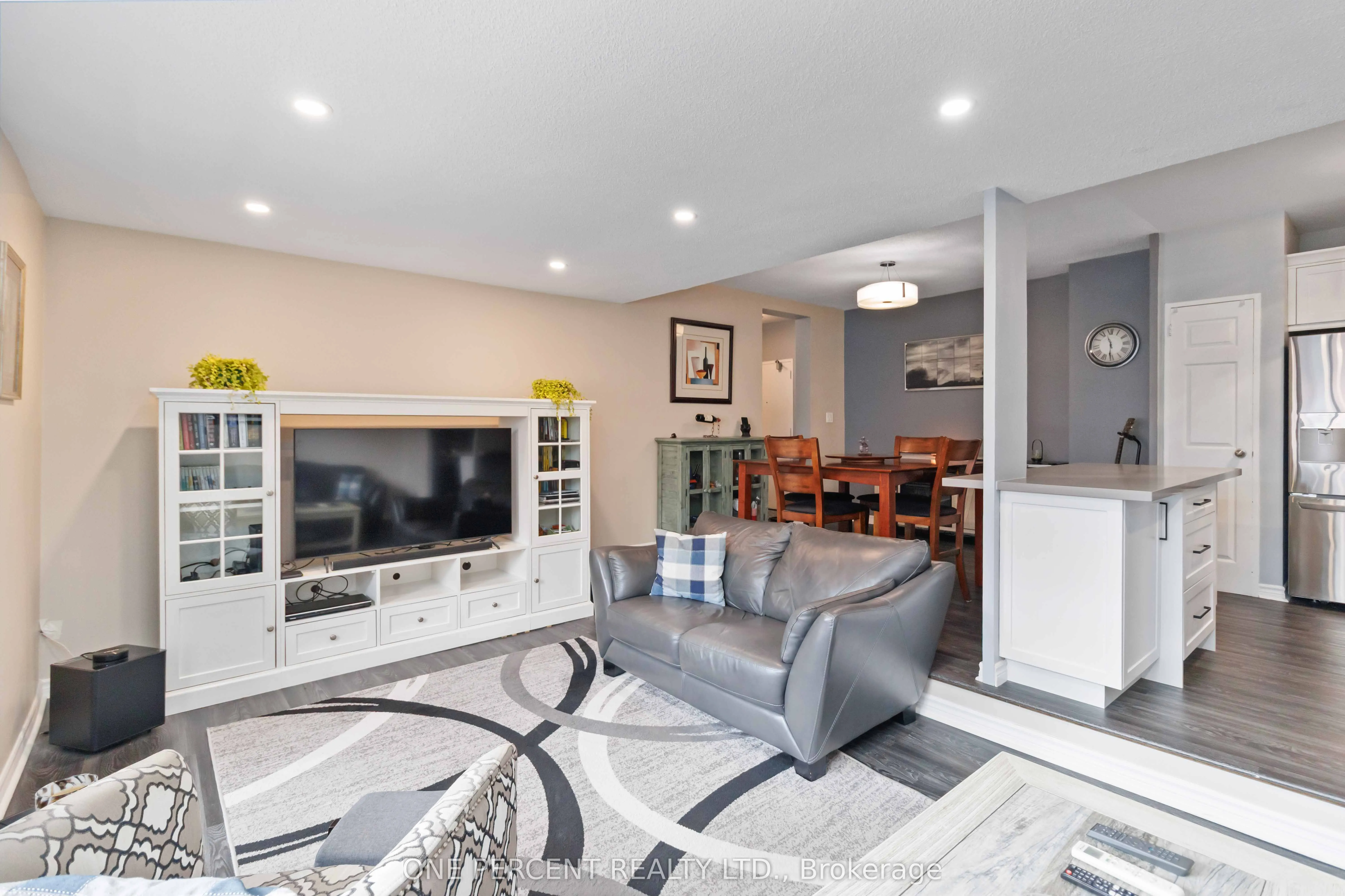 15 Elizabeth Street N, #204