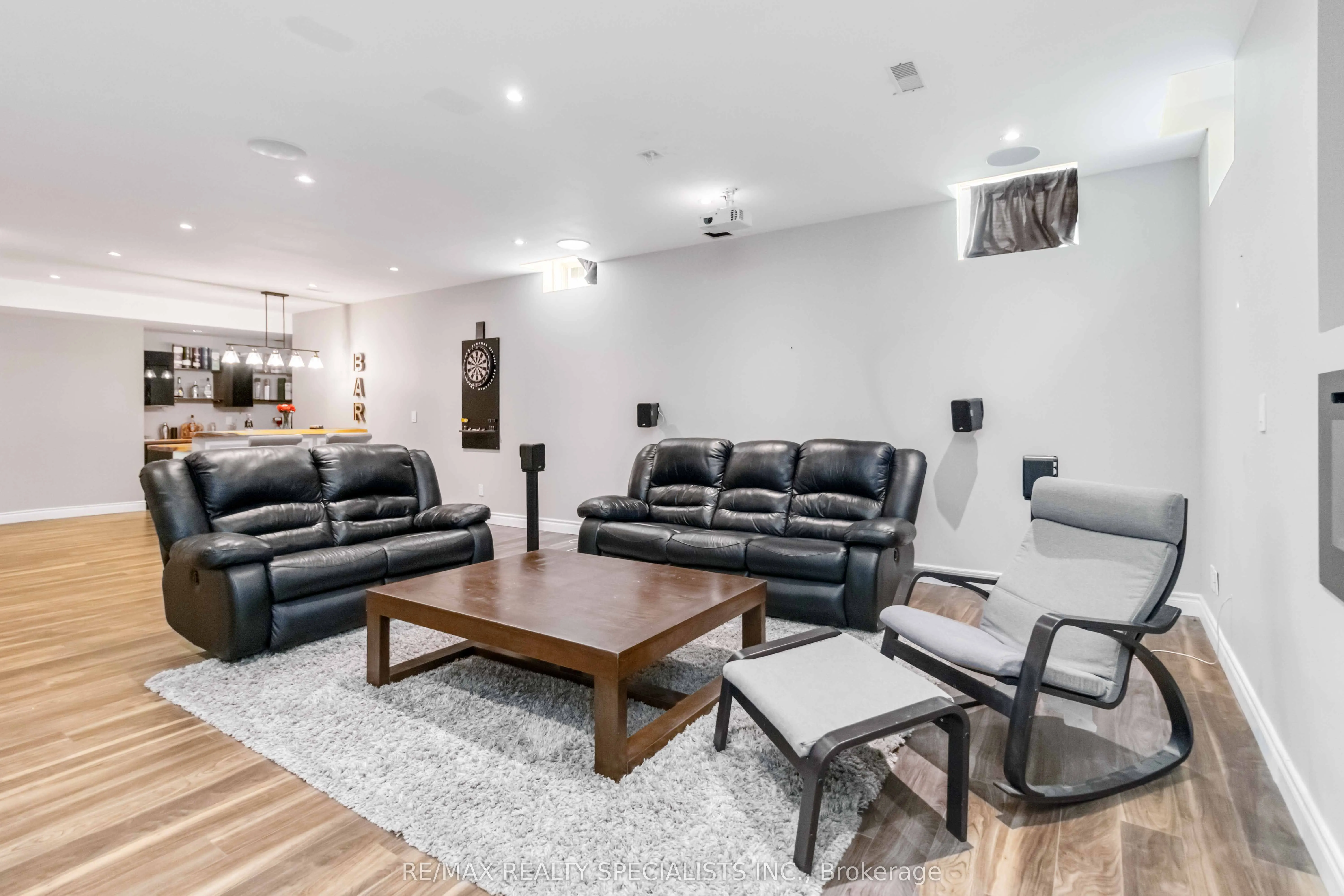 6 Holdroyd Court