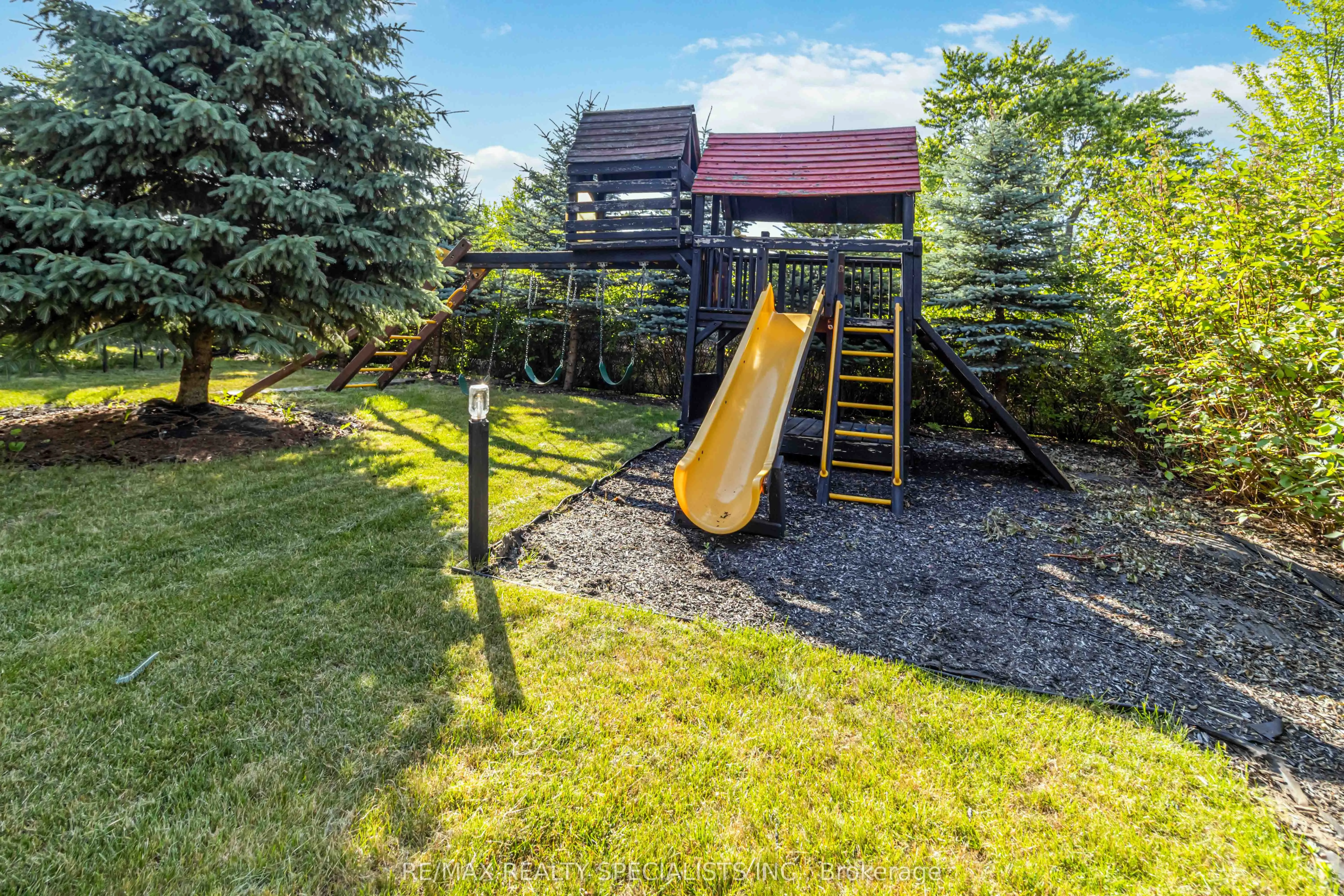 6 Holdroyd Court