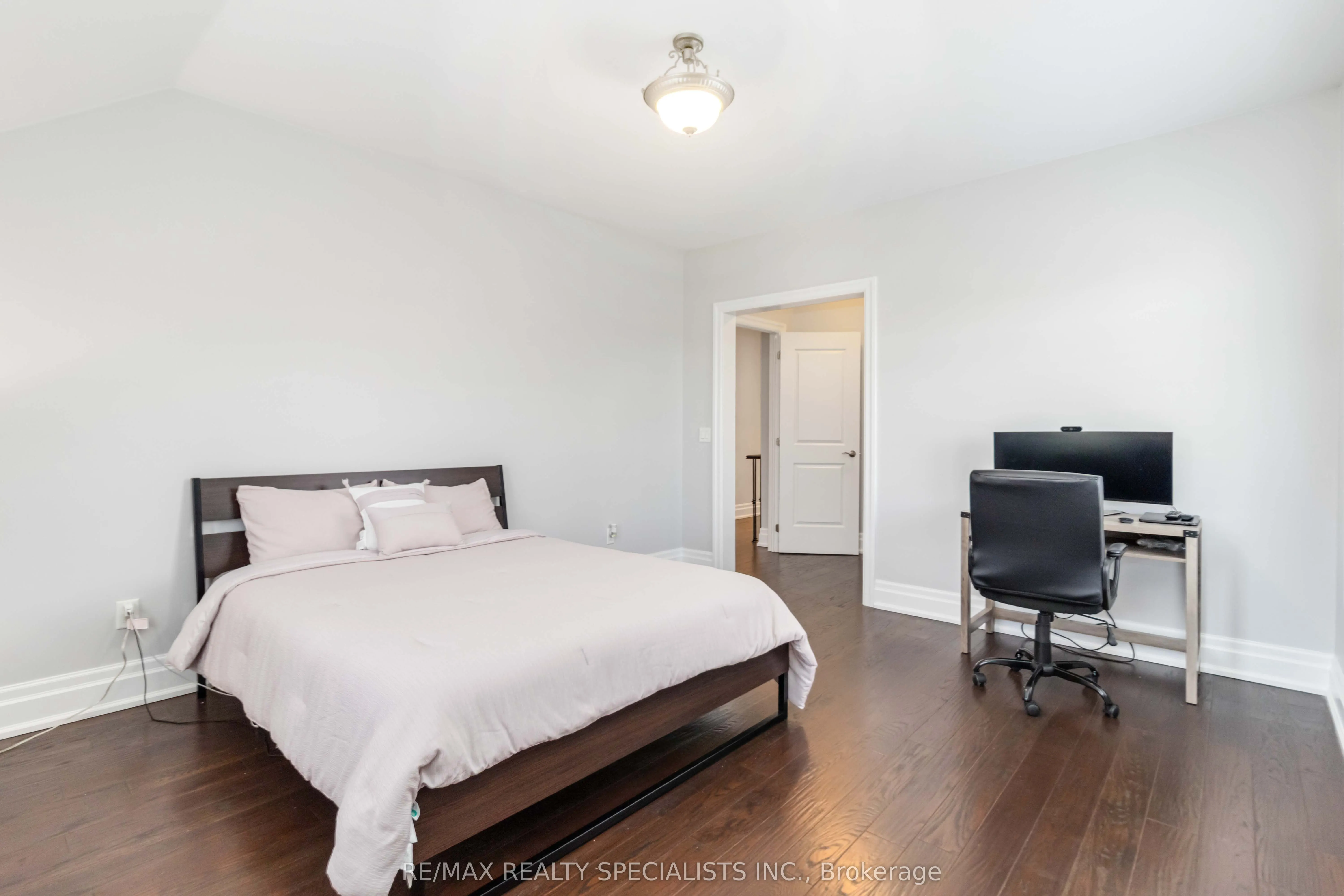 6 Holdroyd Court