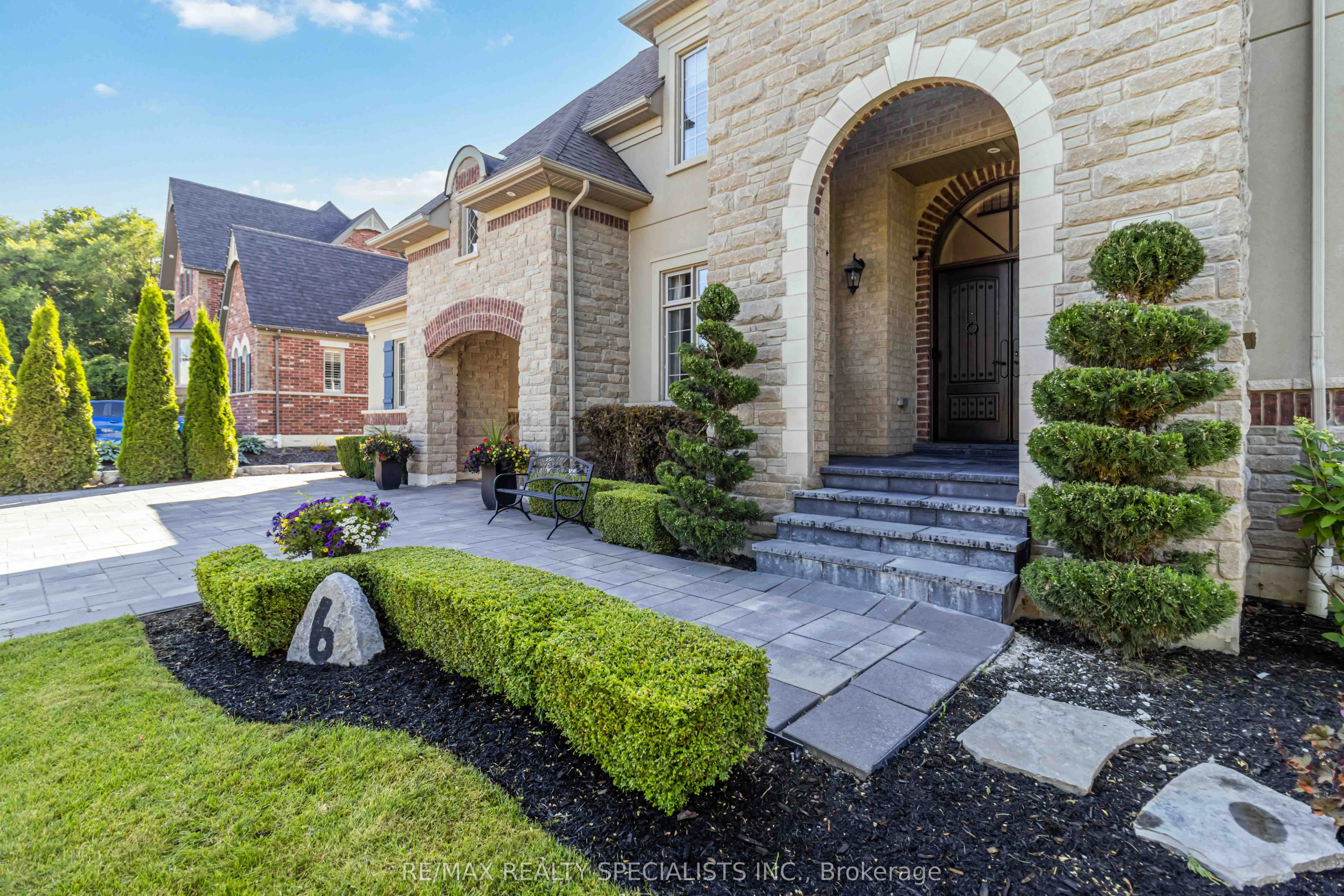 6 Holdroyd Court