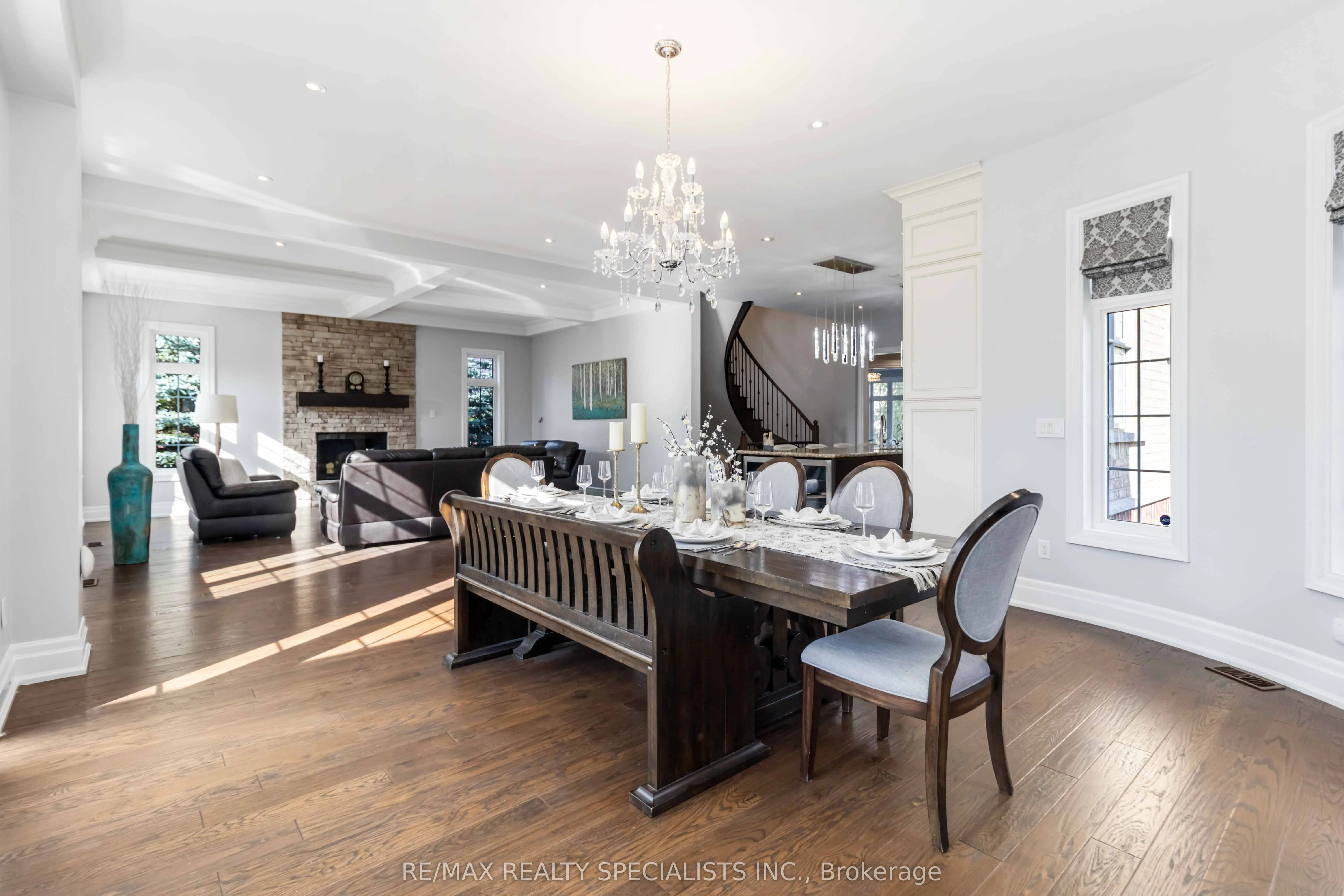 6 Holdroyd Court