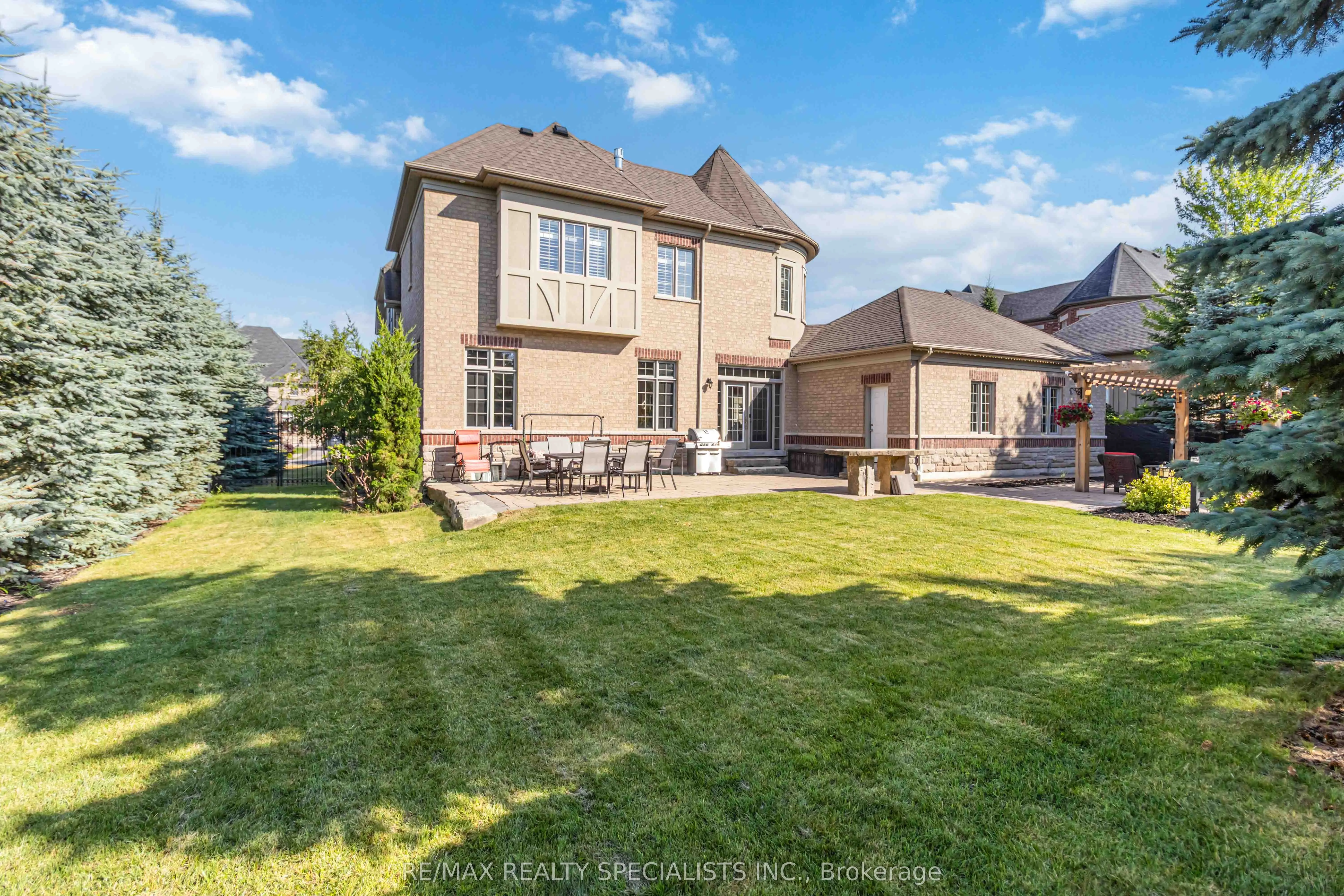 6 Holdroyd Court