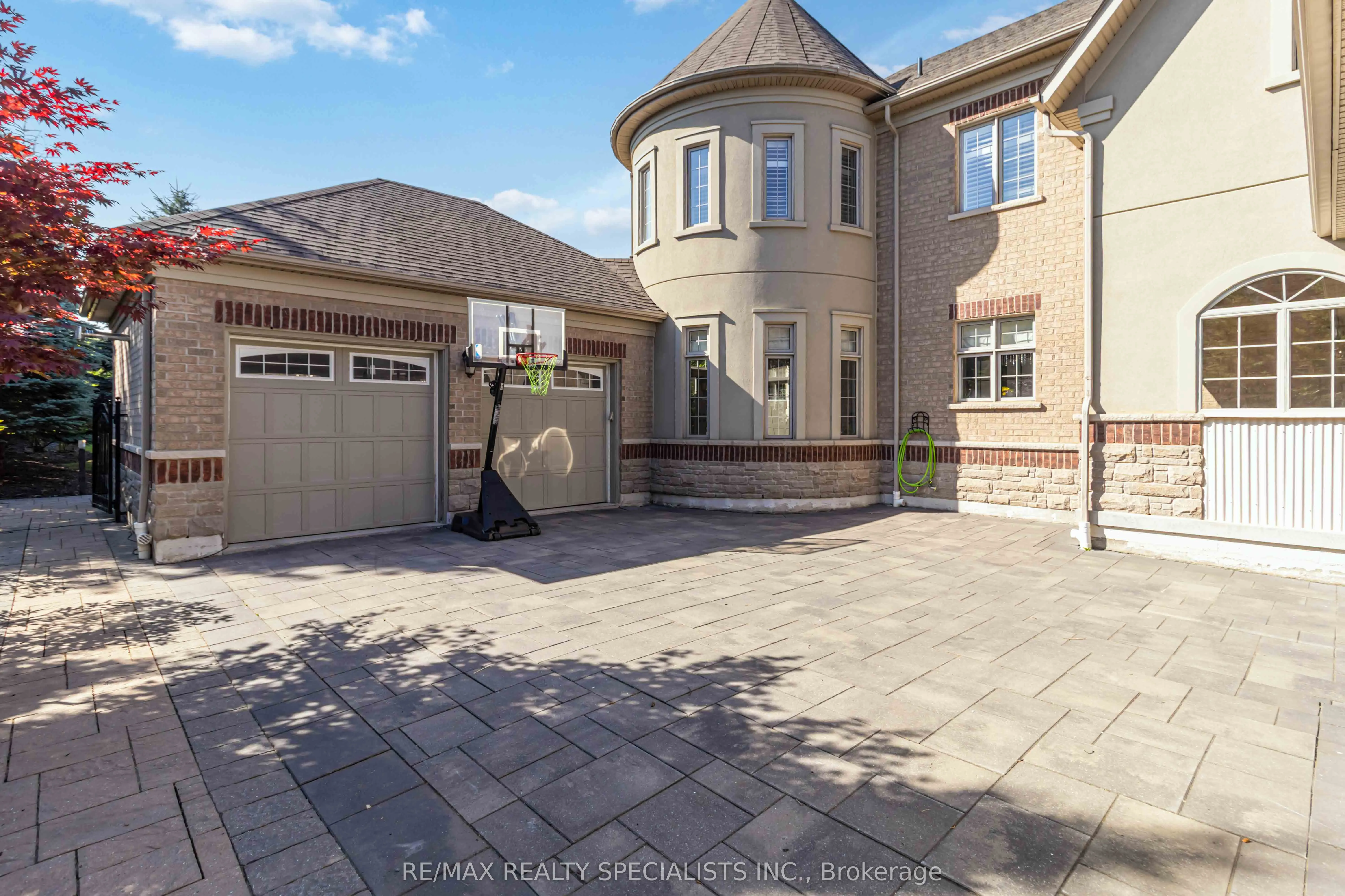 6 Holdroyd Court